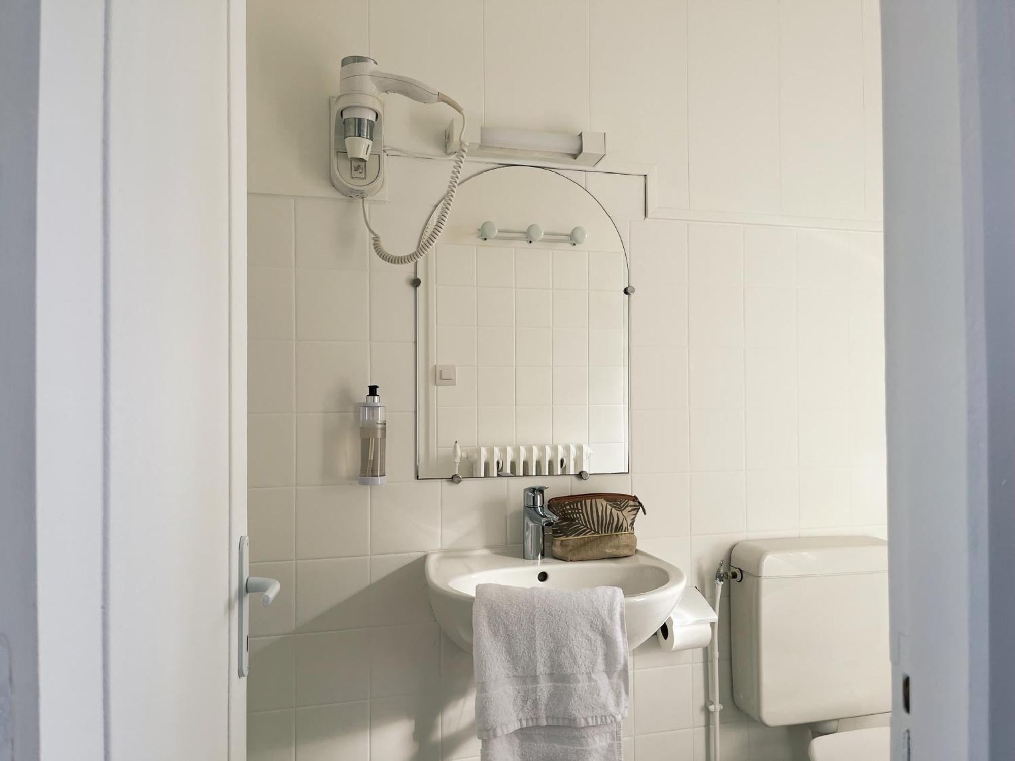 Standard Double Room Shower