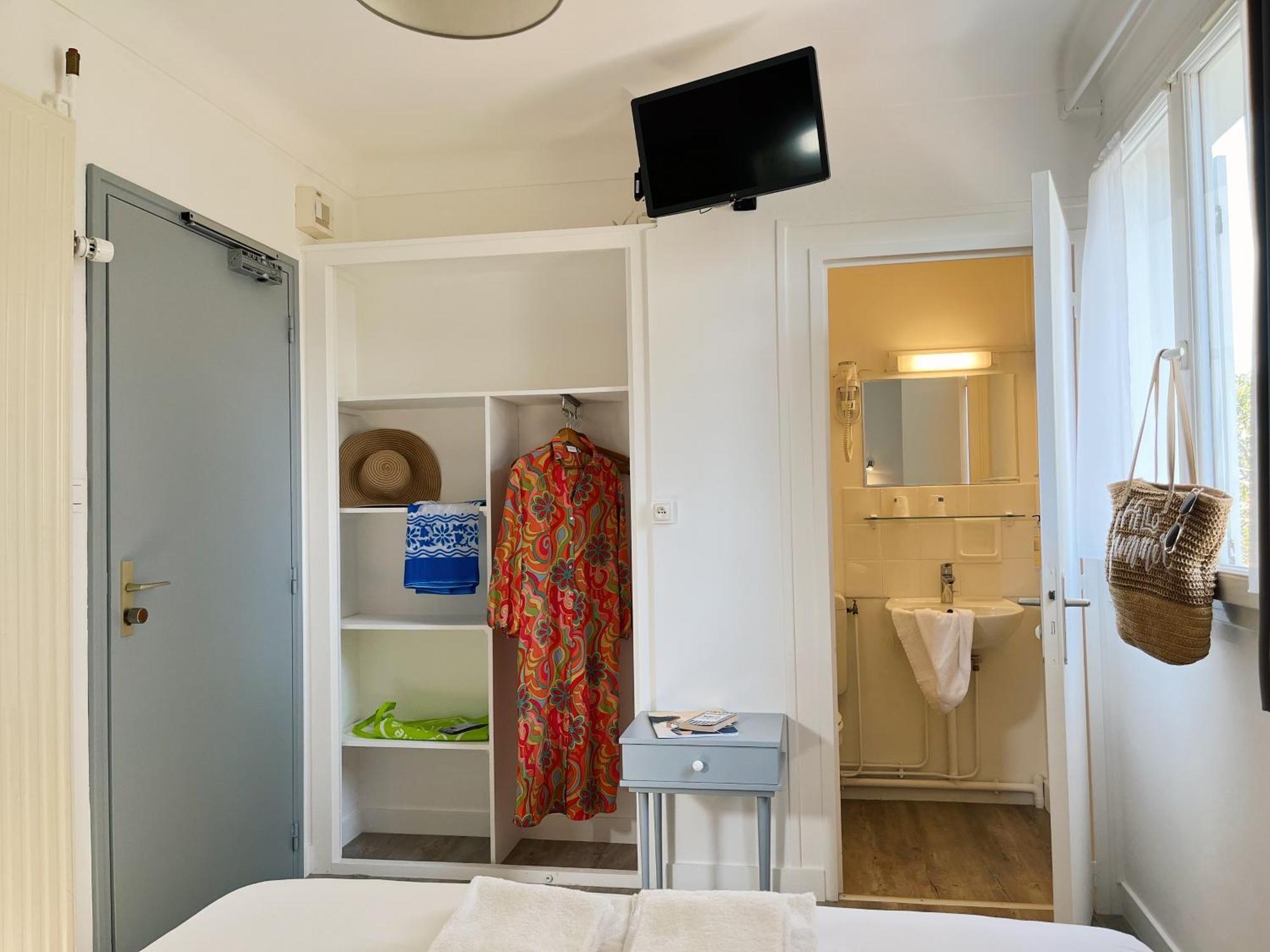 Standard Double Room Shower