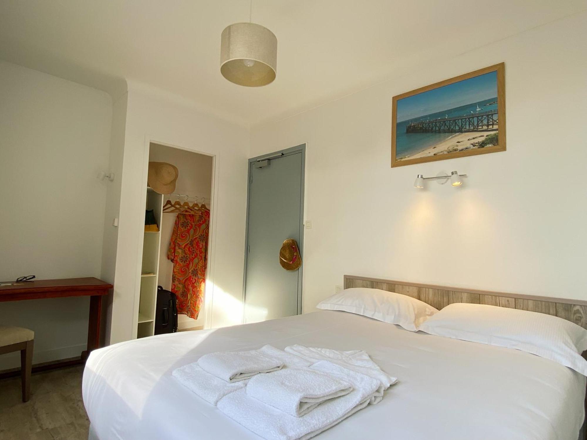 Standard Double Room Shower