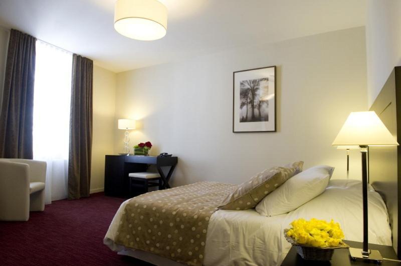 Superior Double or Twin Room Bath
