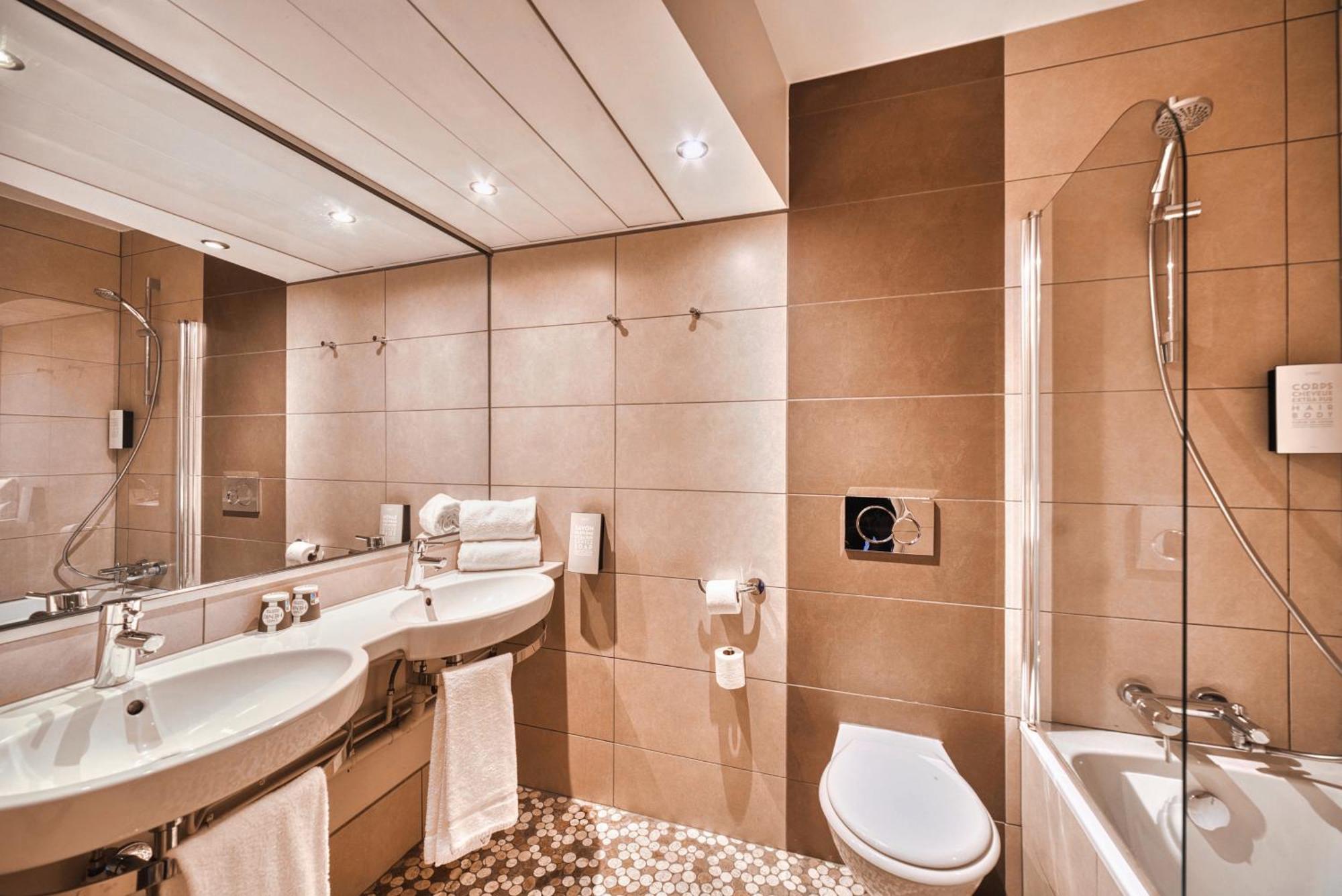 Executive Quadruple Room One Queen Two Single Beds