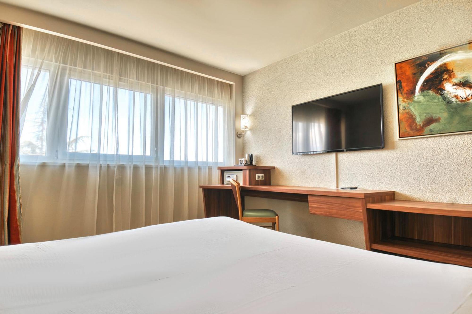 Comfort Room 1 Room 1 Queen Bed