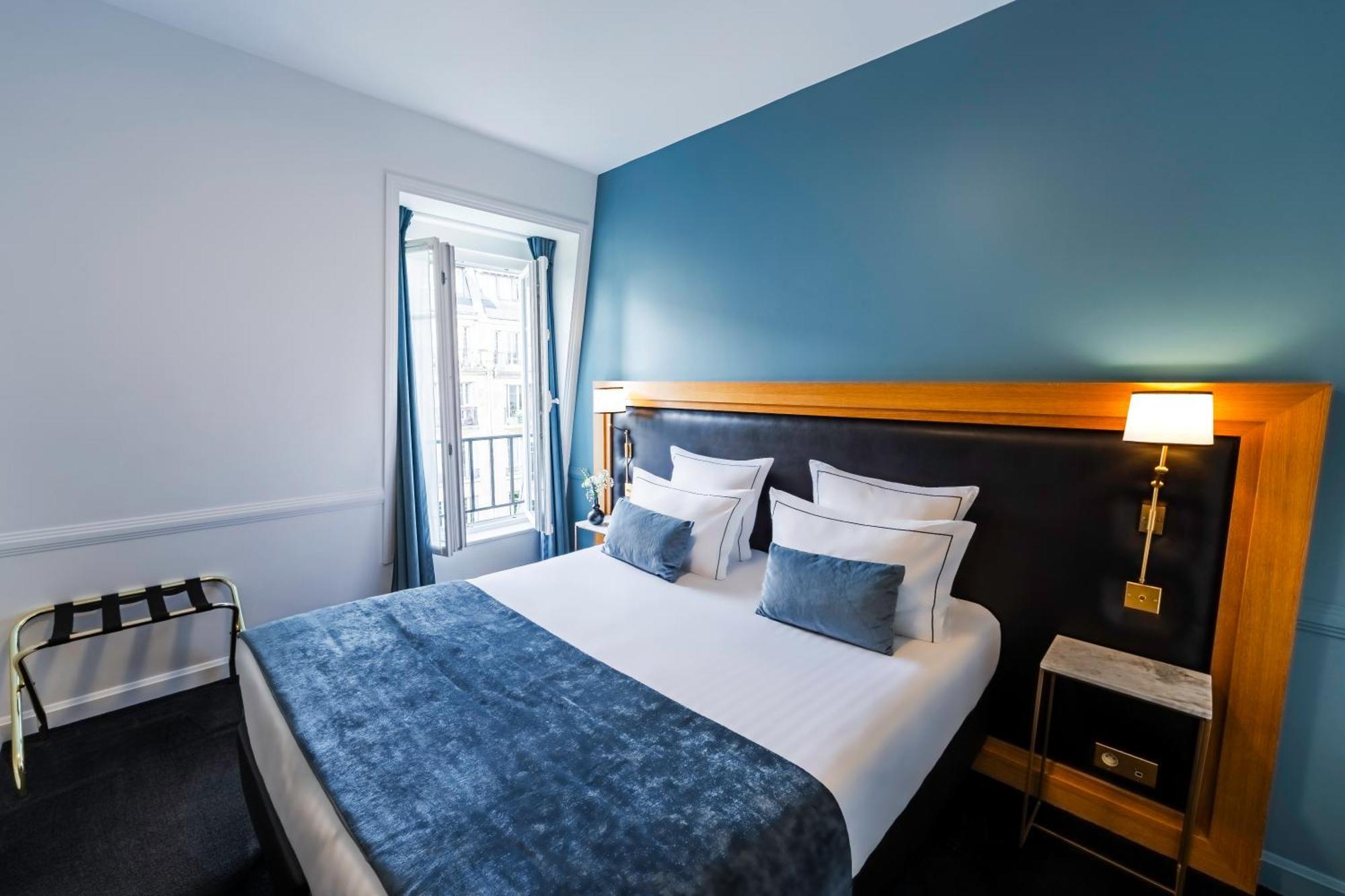 Classic Double Room Eiffel Tower View