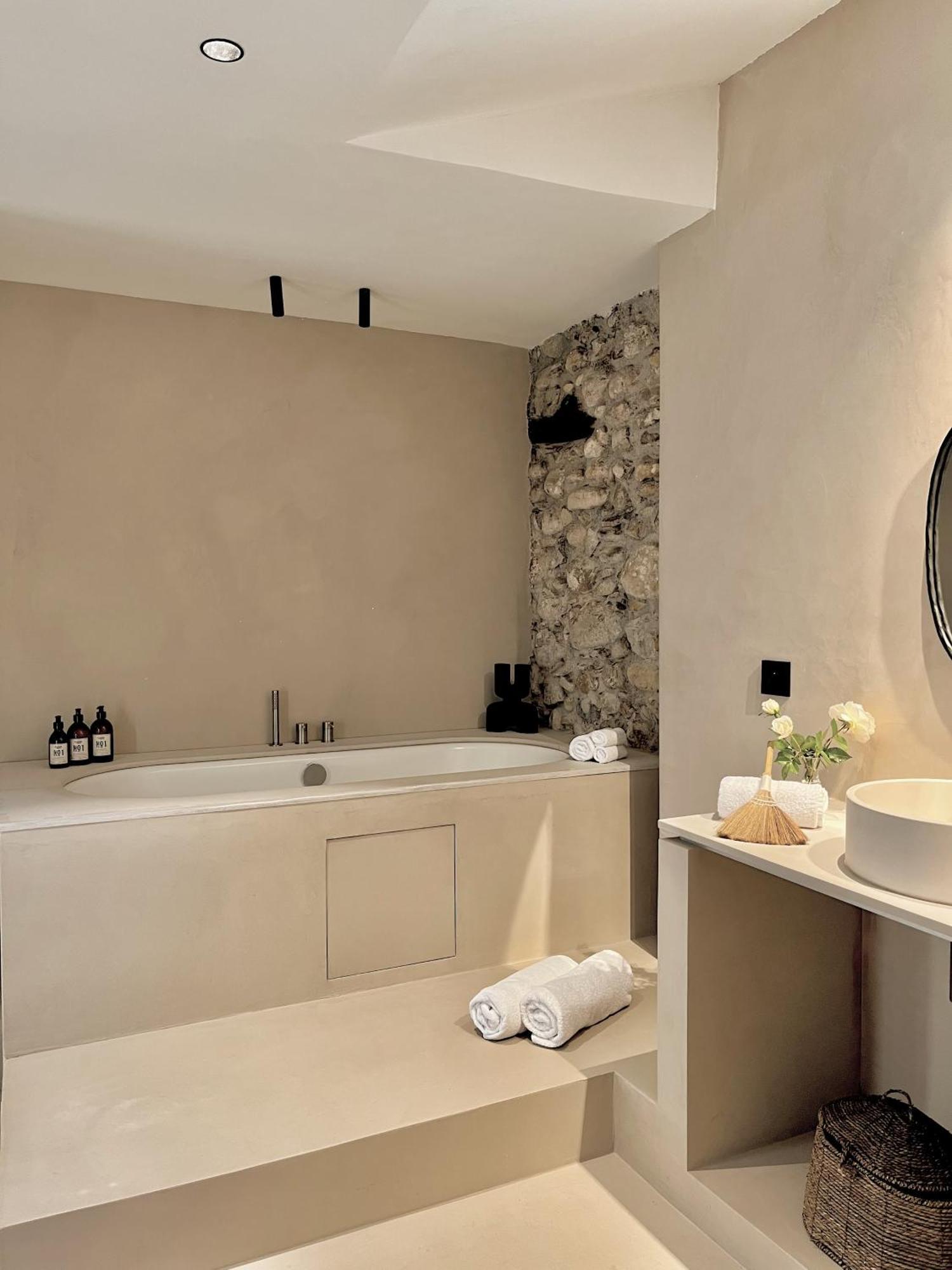 Deluxe King Suite