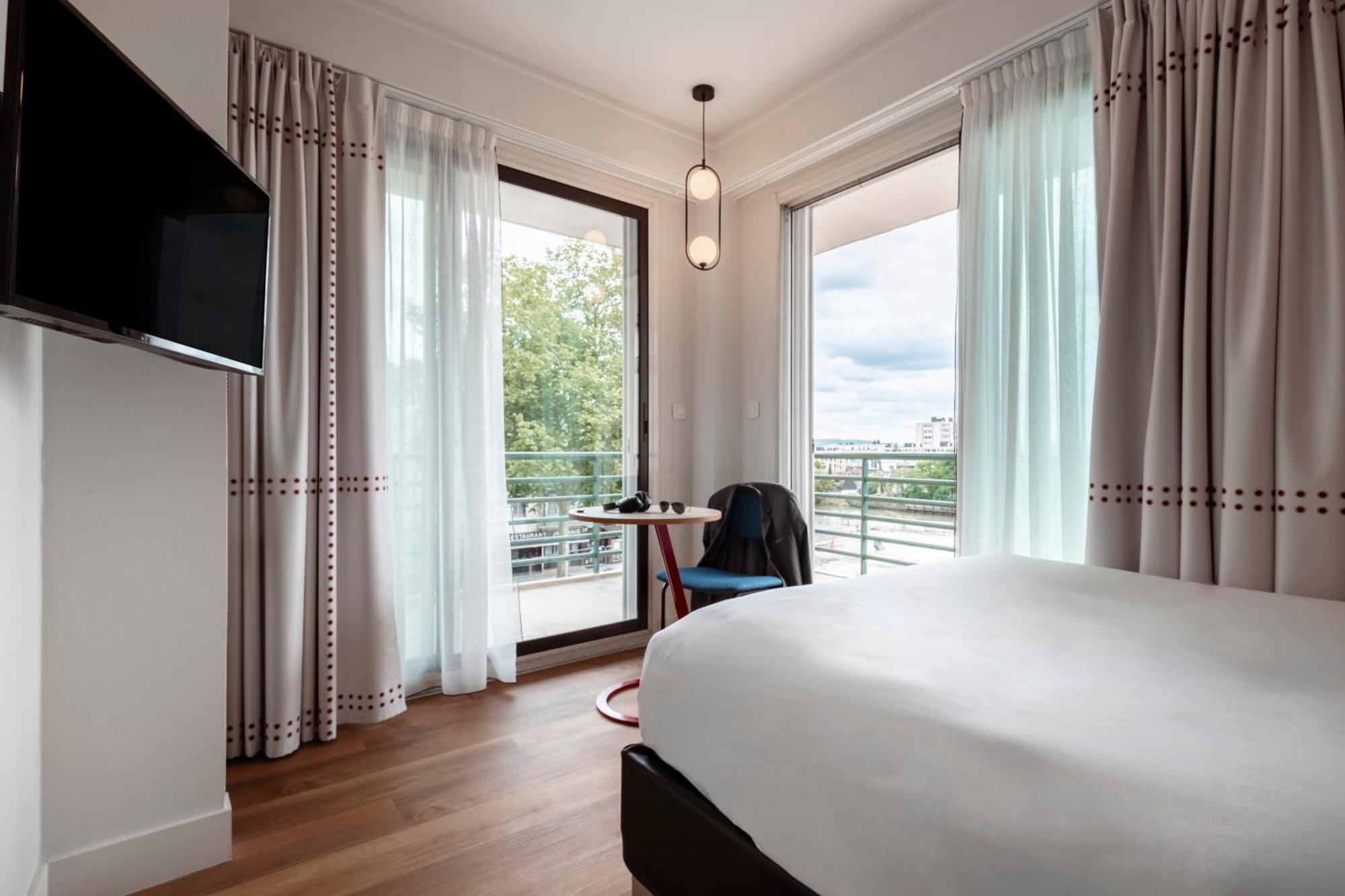 2 Adjacent Rooms non-communicating