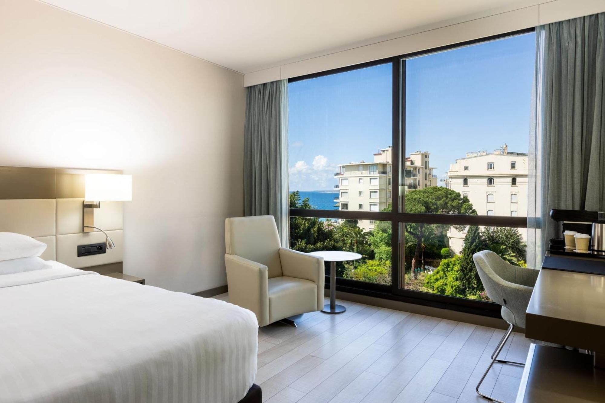 Deluxe King Room Partial Sea View