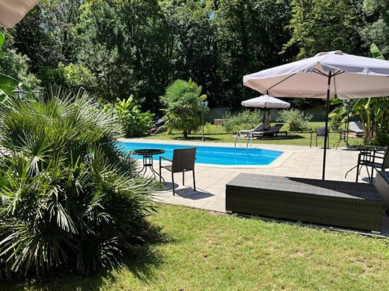 Pool Pavilion Deluxe