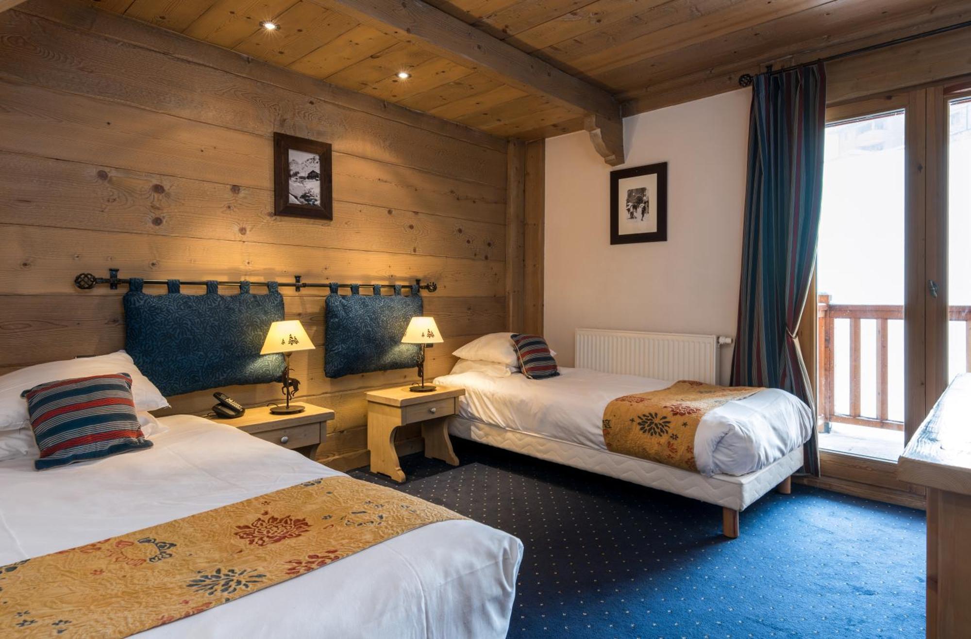 Tweepersoonskamer met 2 Aparte Bedden en Balkon