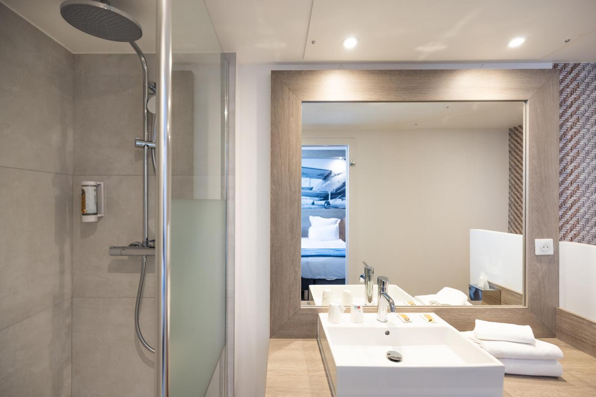 Classic Queen Room Shower Non-Smoking
