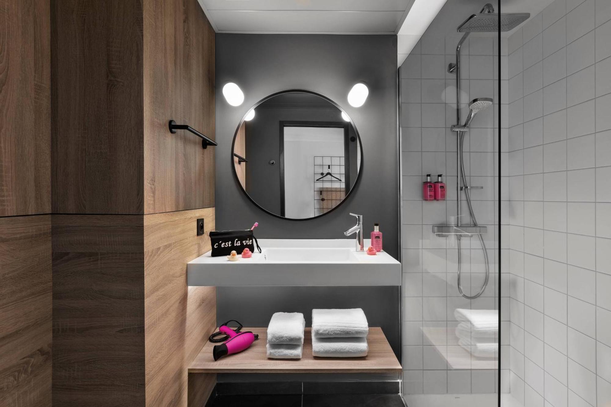Moxy Twin Room