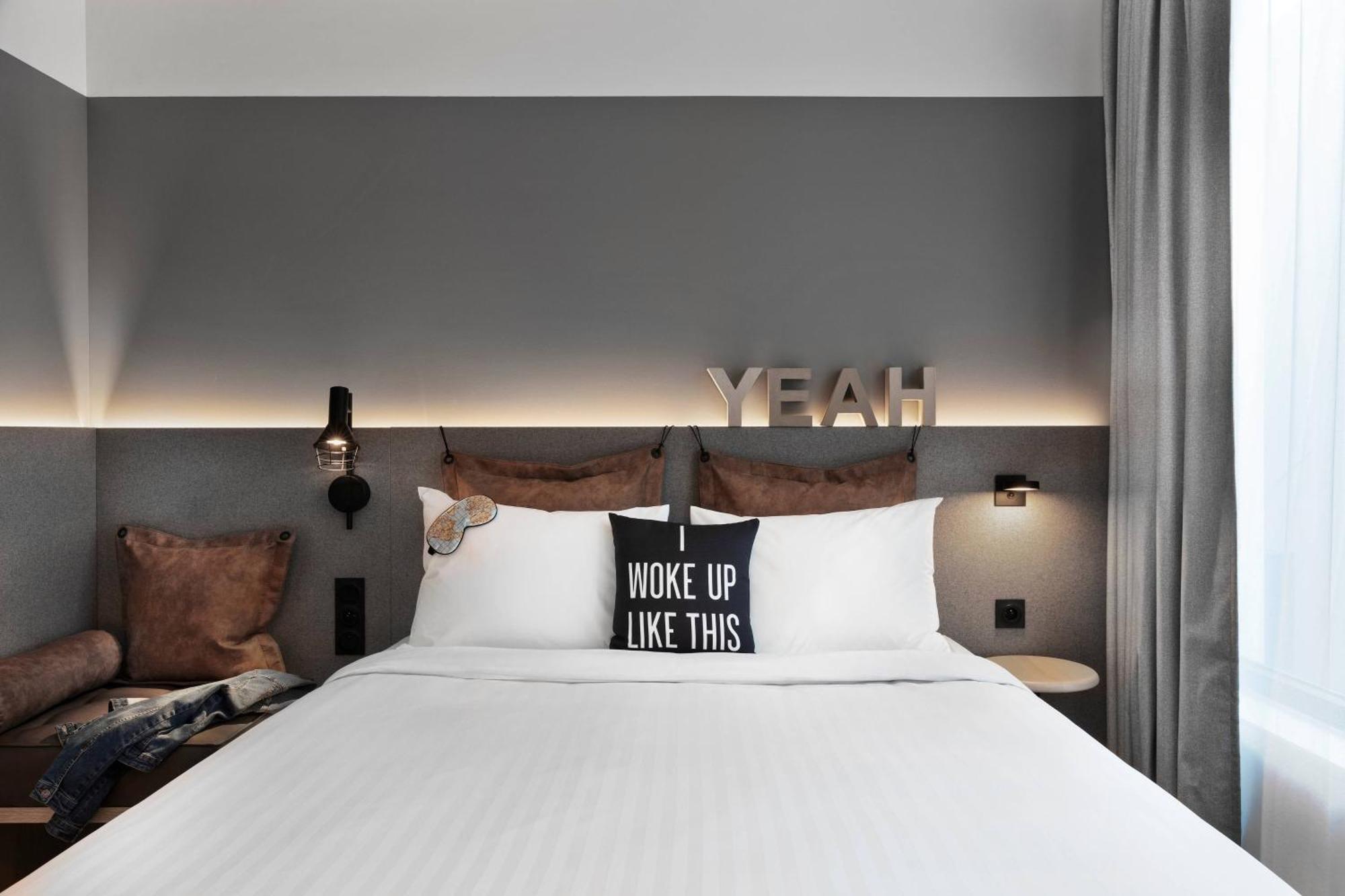 Moxy Queen Room