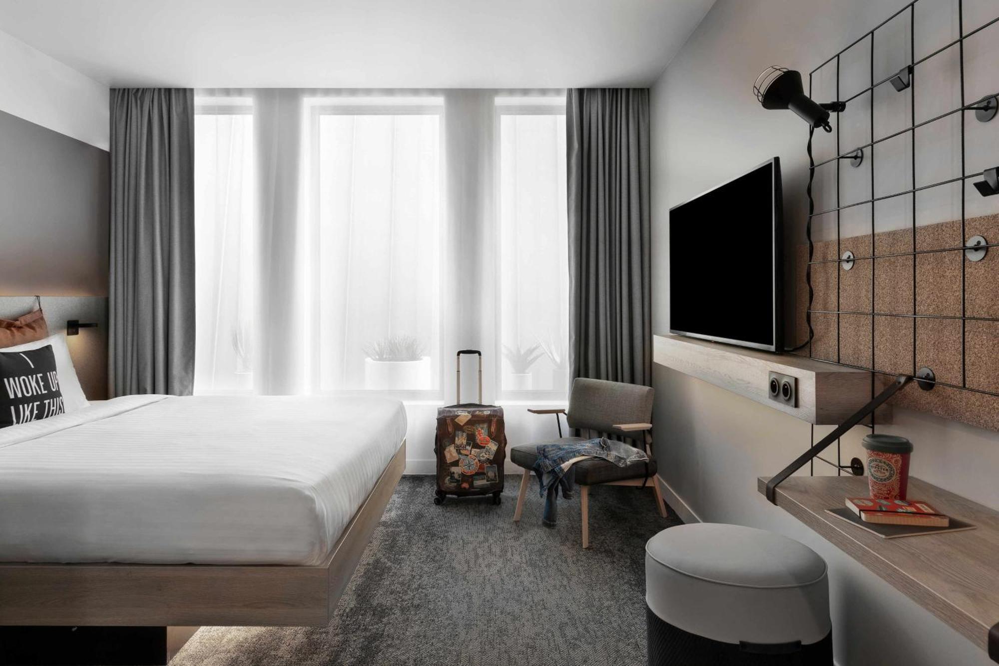 Moxy Queen Room