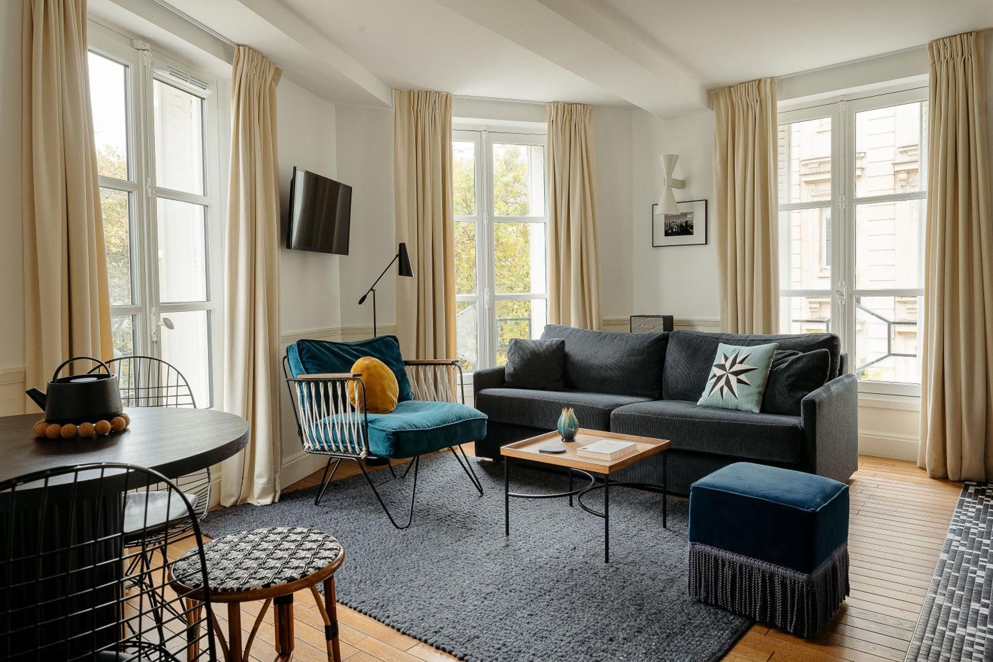Deluxe One-Bedroom Apartment City View