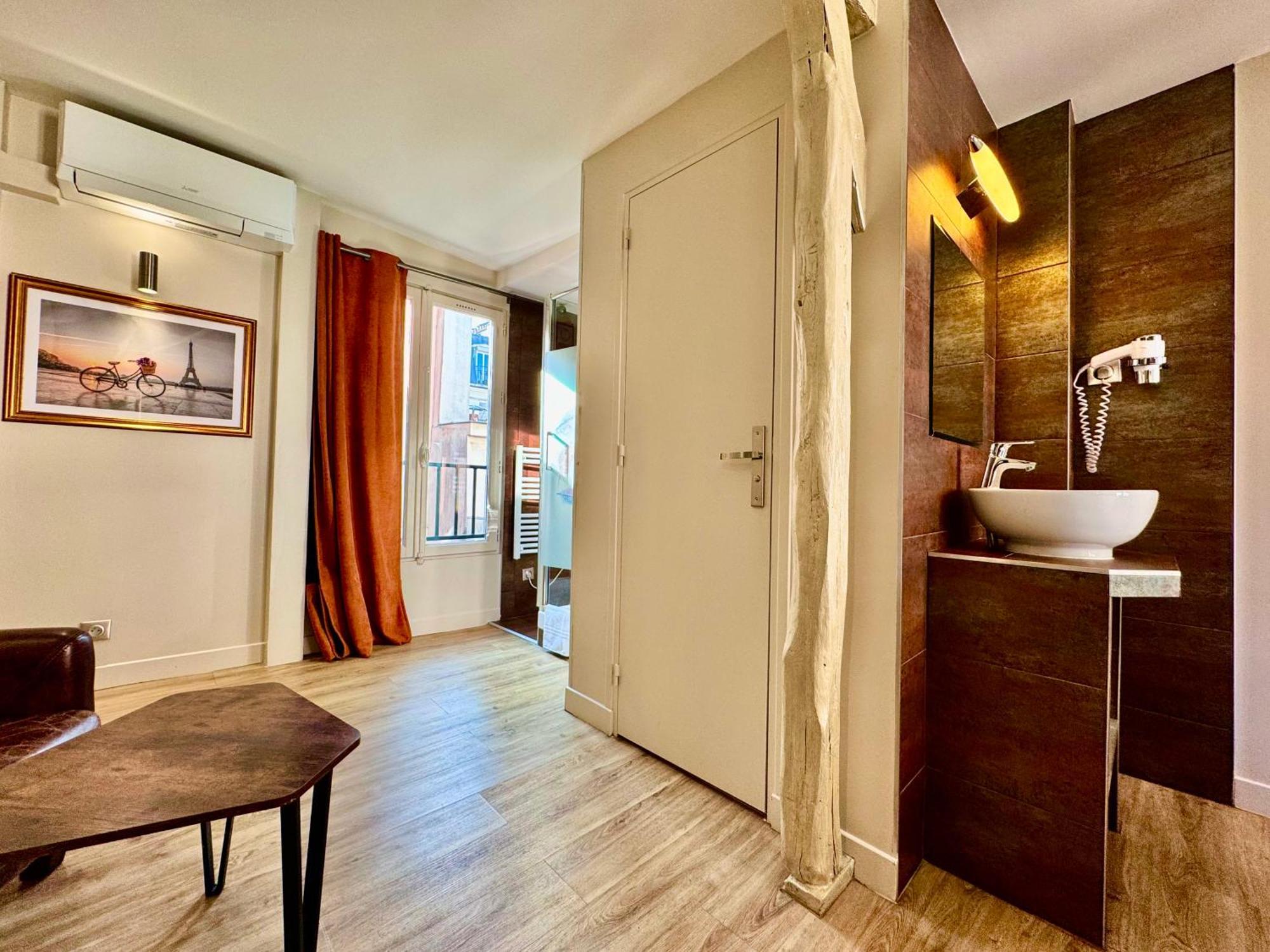 Room View Silver