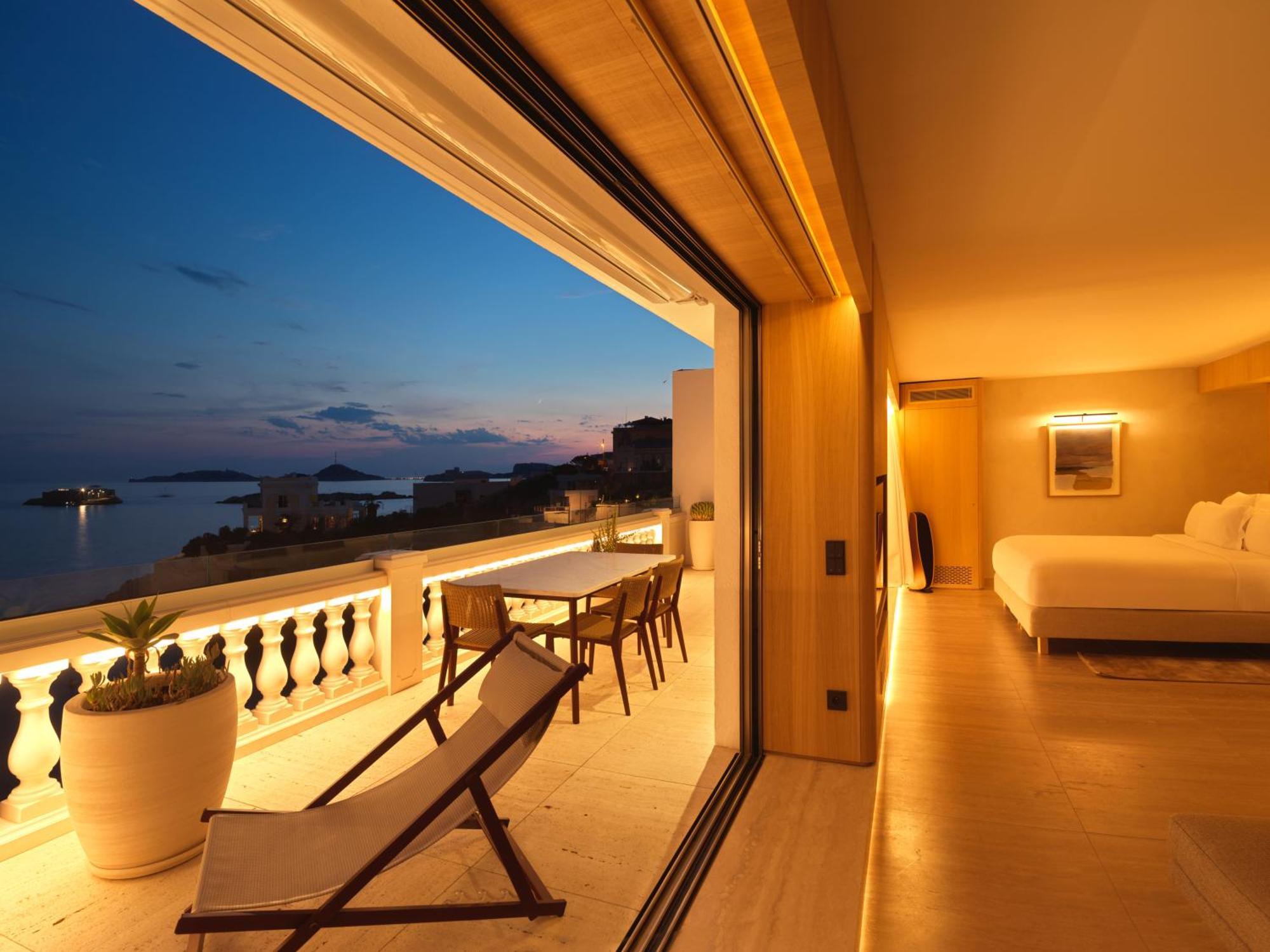Two-Bedroom Apartment Terrace Sea View