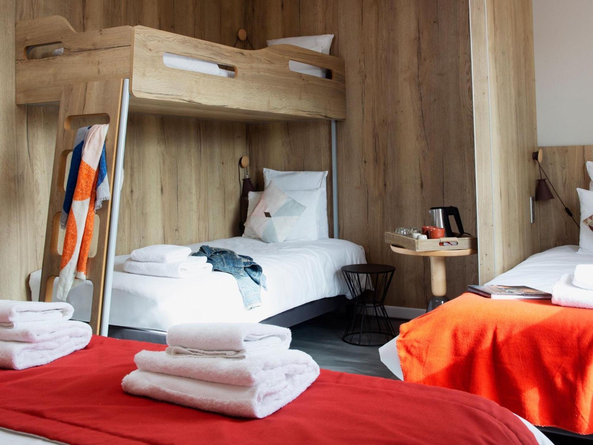 Chambre Tribu 1 lit double et 3 lits une personne