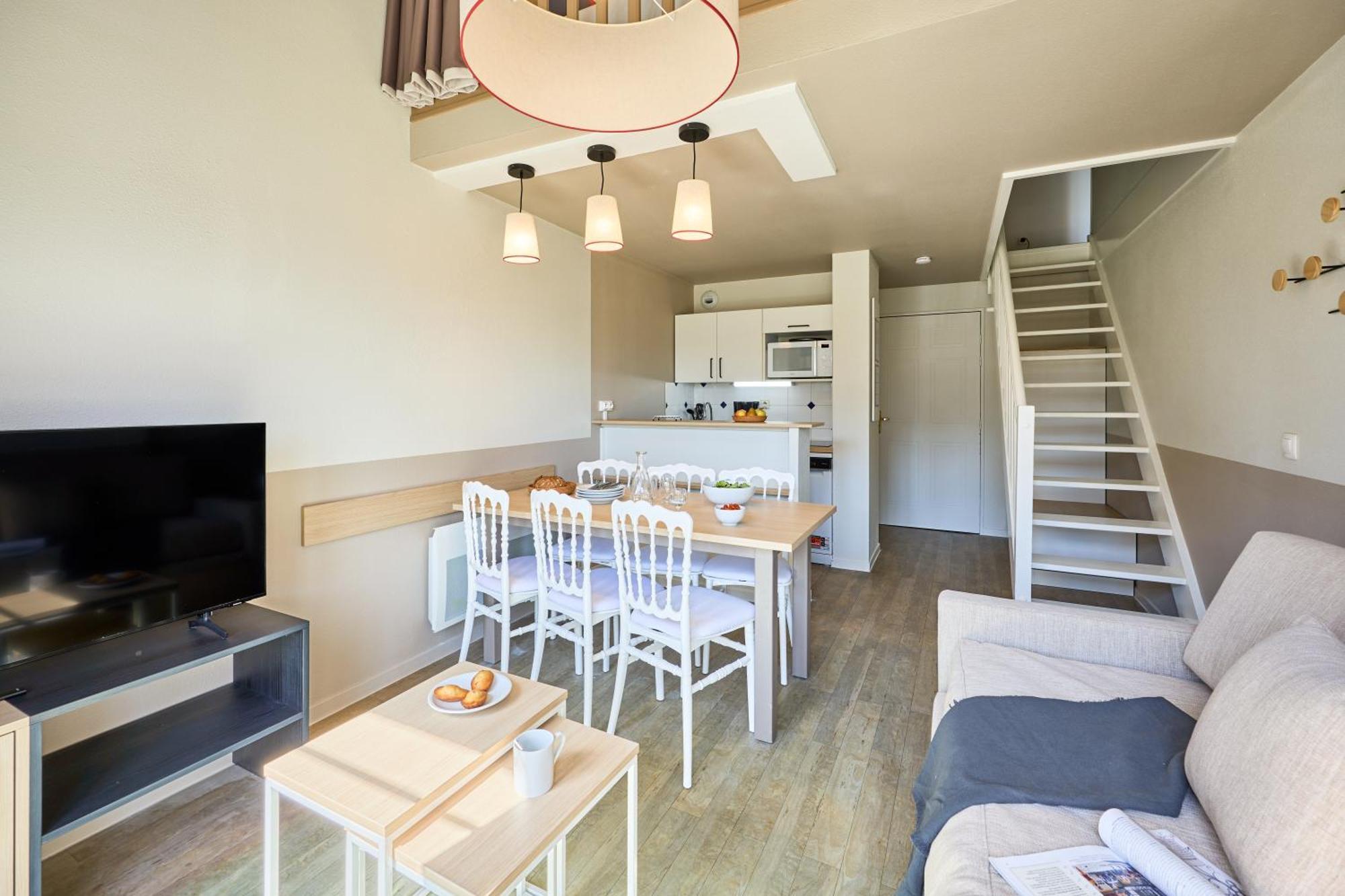 Superior One-Bedroom Duplex Apartment Sleeping Alcove Balcony