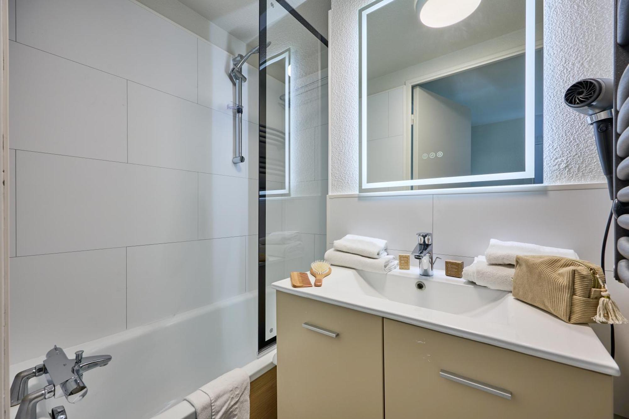 Superior One-Bedroom Duplex Apartment Sleeping Alcove Balcony