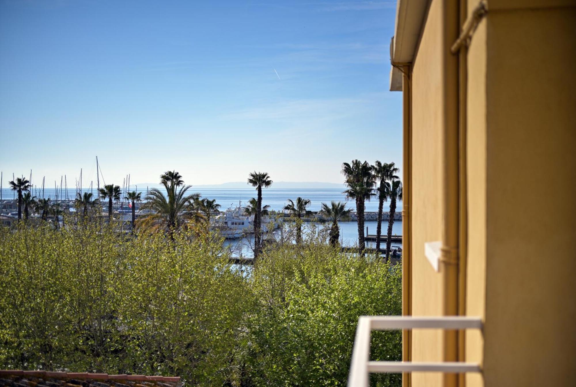 Confort Double Room Partial Seaview third floor no balcony
