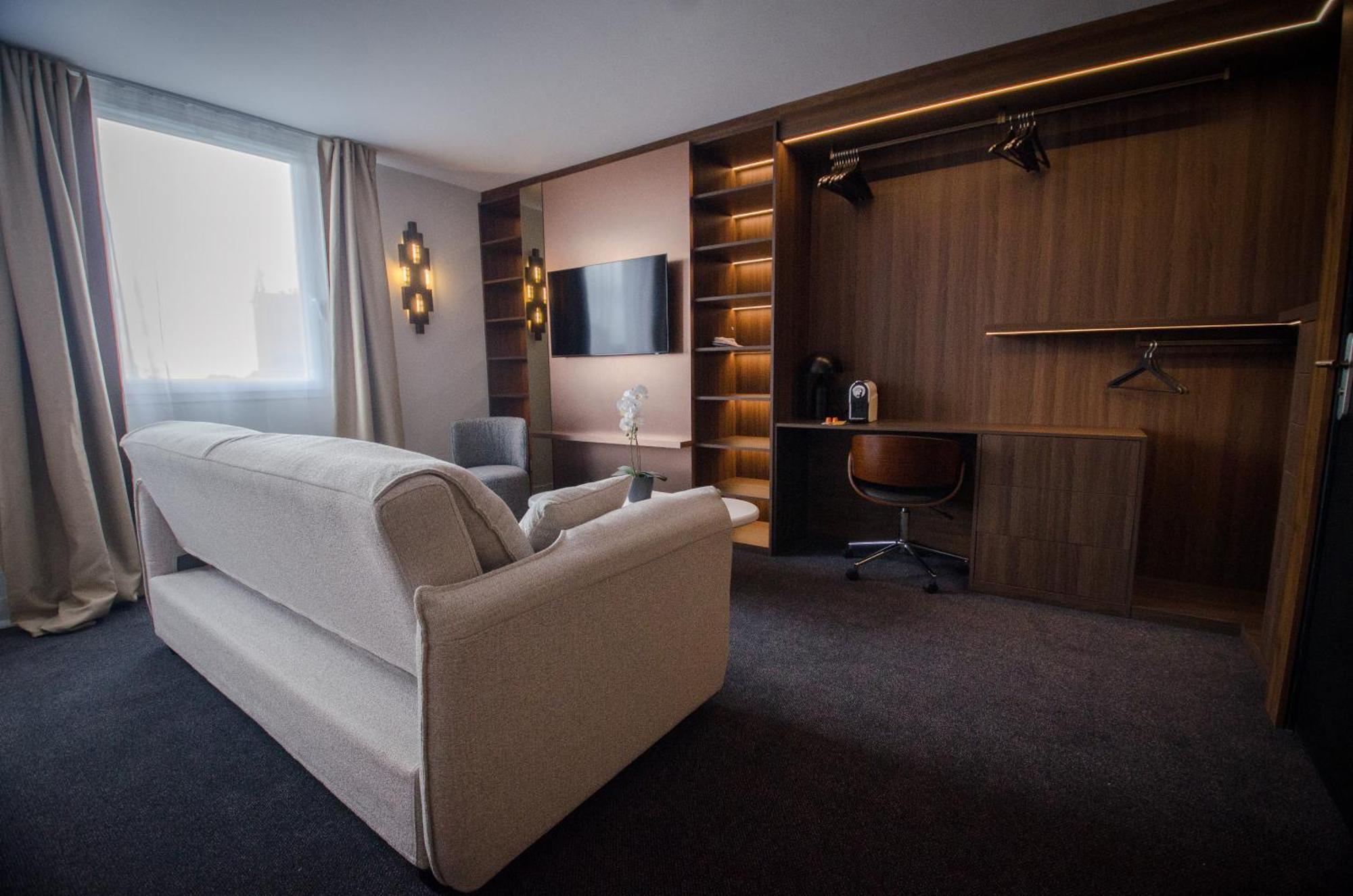 Suite 1 Room 1 Queen Bed