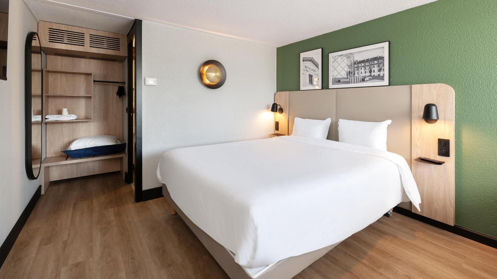 Standard Room 1 Queen Bed
