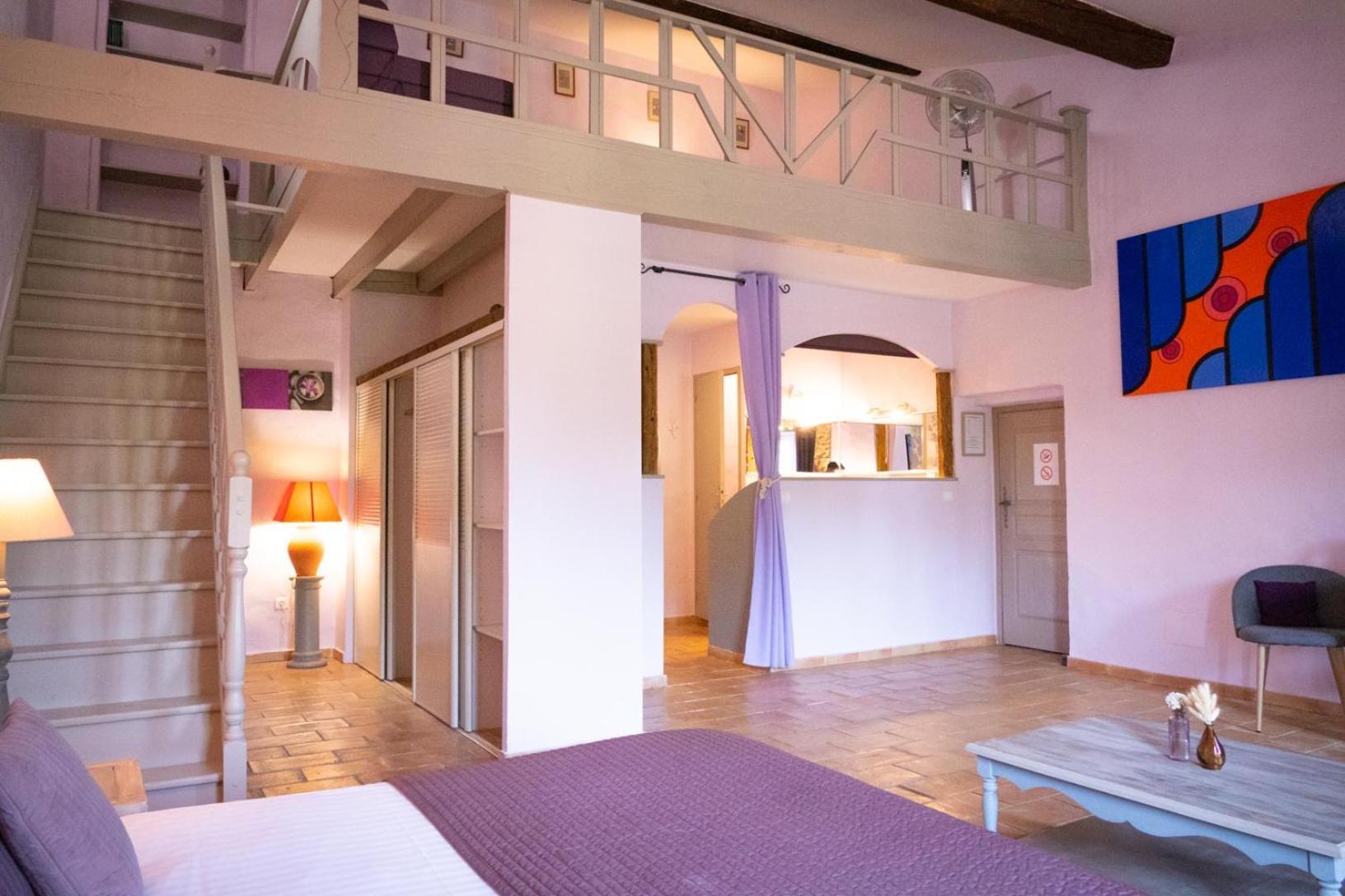 El Sierro family Room
