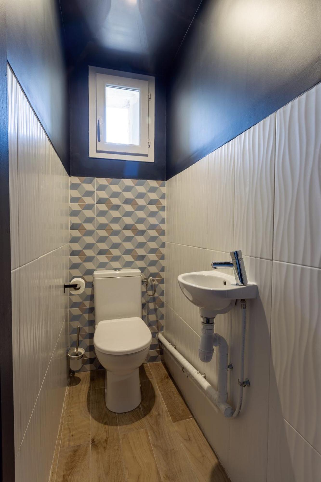 Single room WC on landing