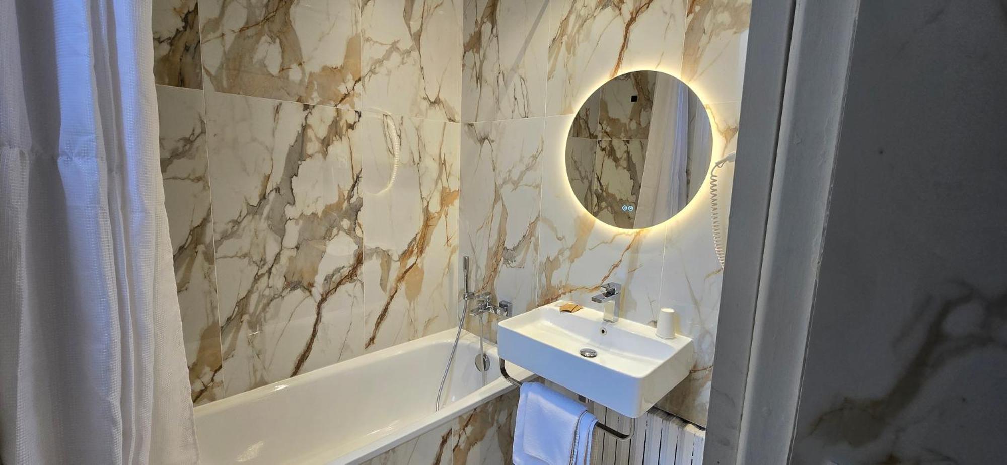 Double Room Bathtub without lift