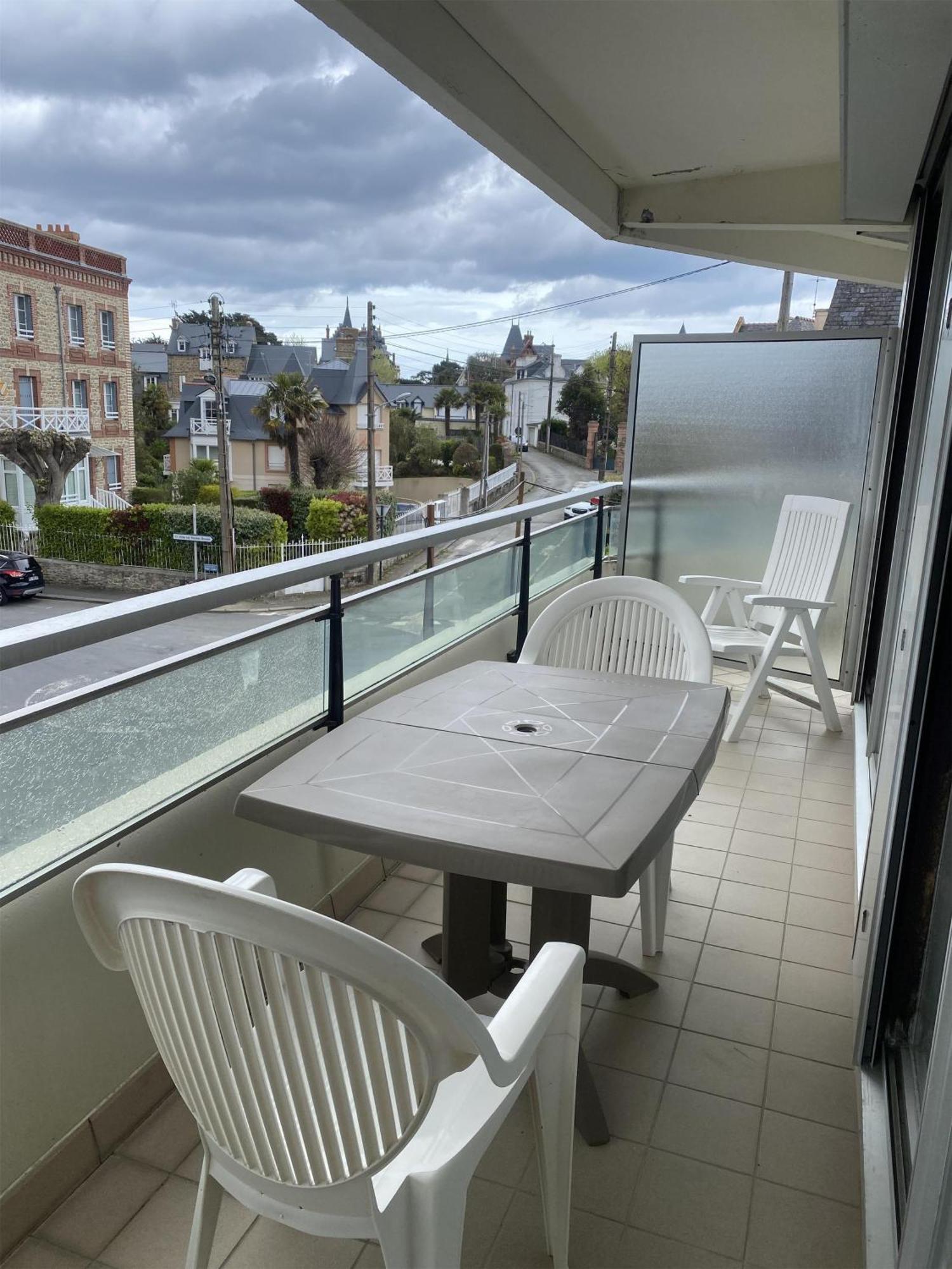 Studio Apartment Queen Bed Terrace Street View Non-Smoking