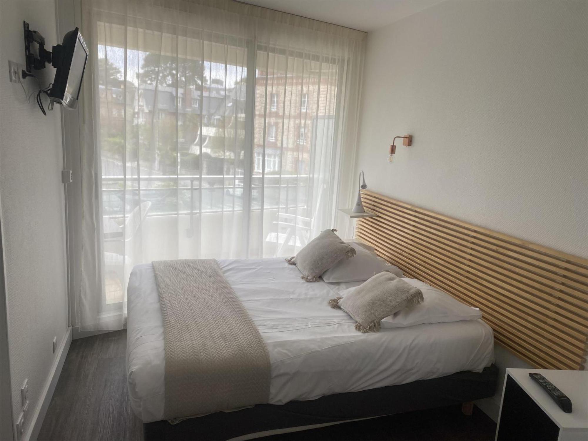 Studio Apartment Queen Bed Terrace Street View Non-Smoking