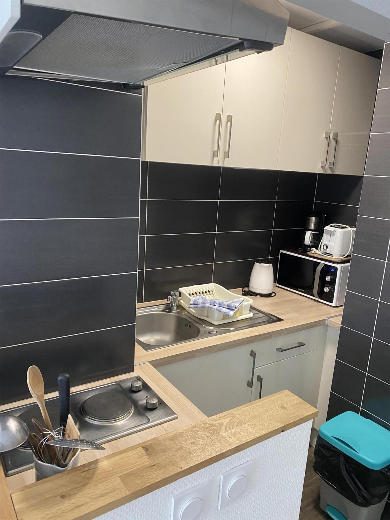 Studio Apartment Queen Bed Terrace Street View Non-Smoking