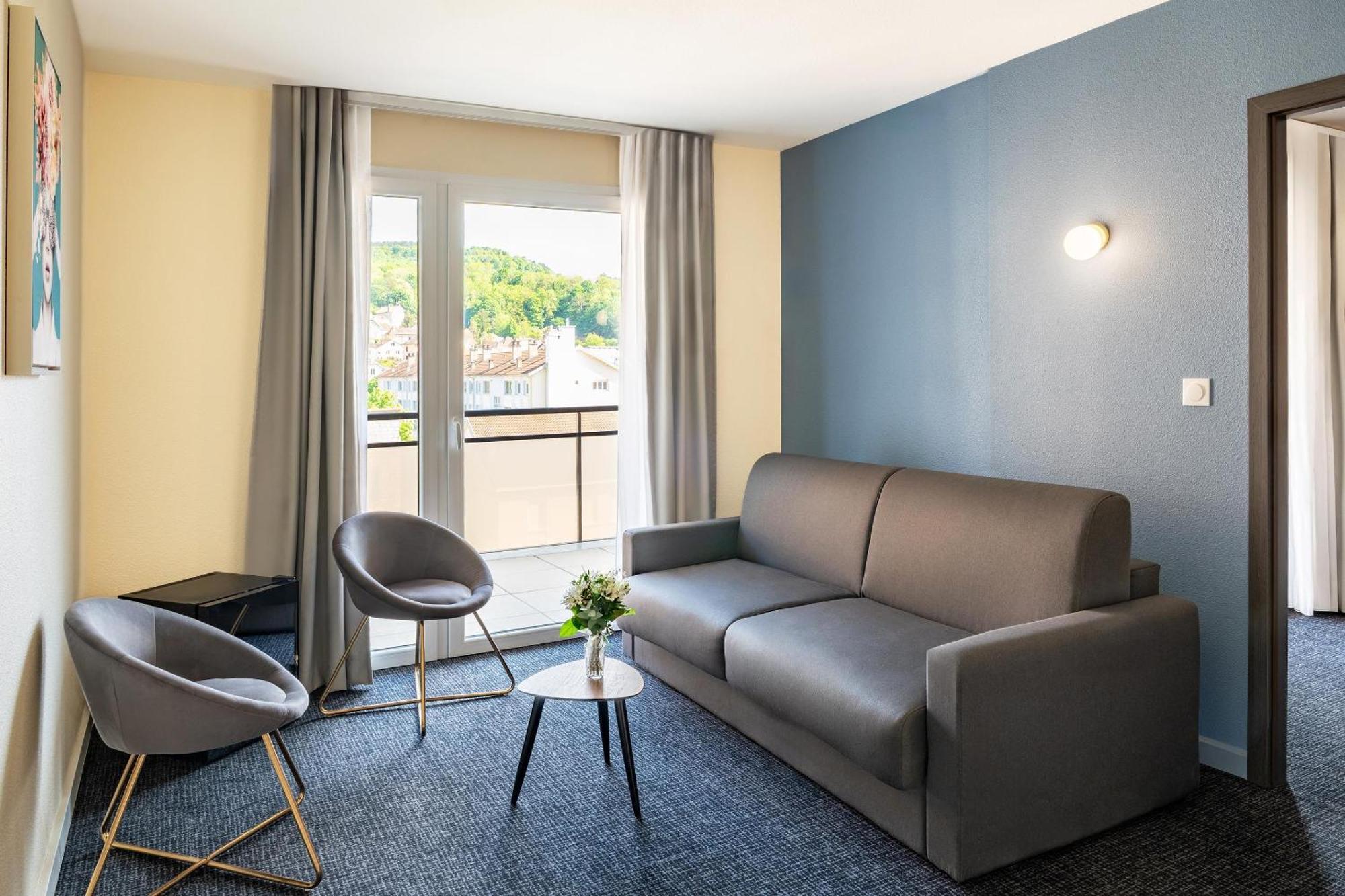 Queen Suite Sofa Bed Street Side or Non-Smoking