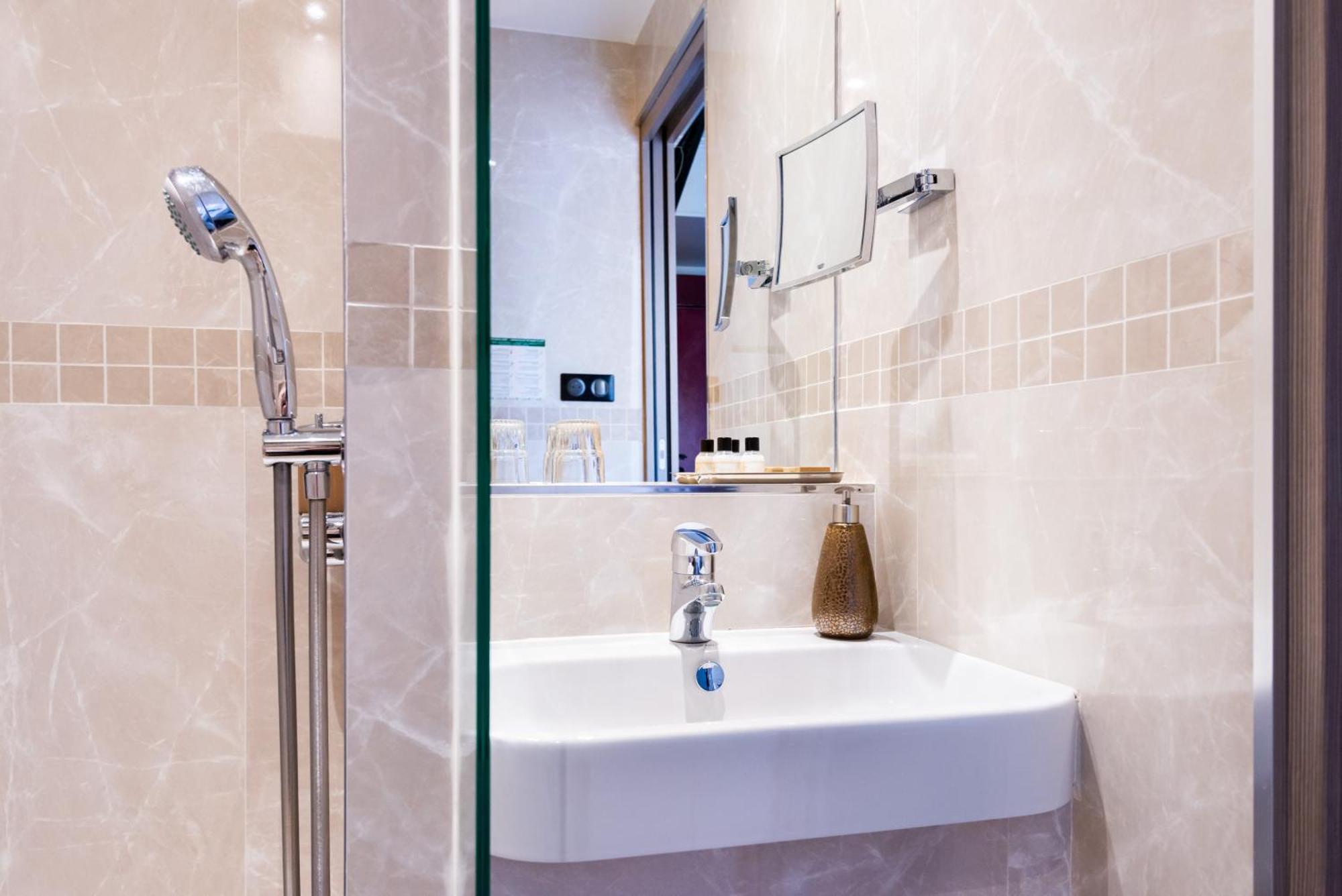 Standard Single Room Shower