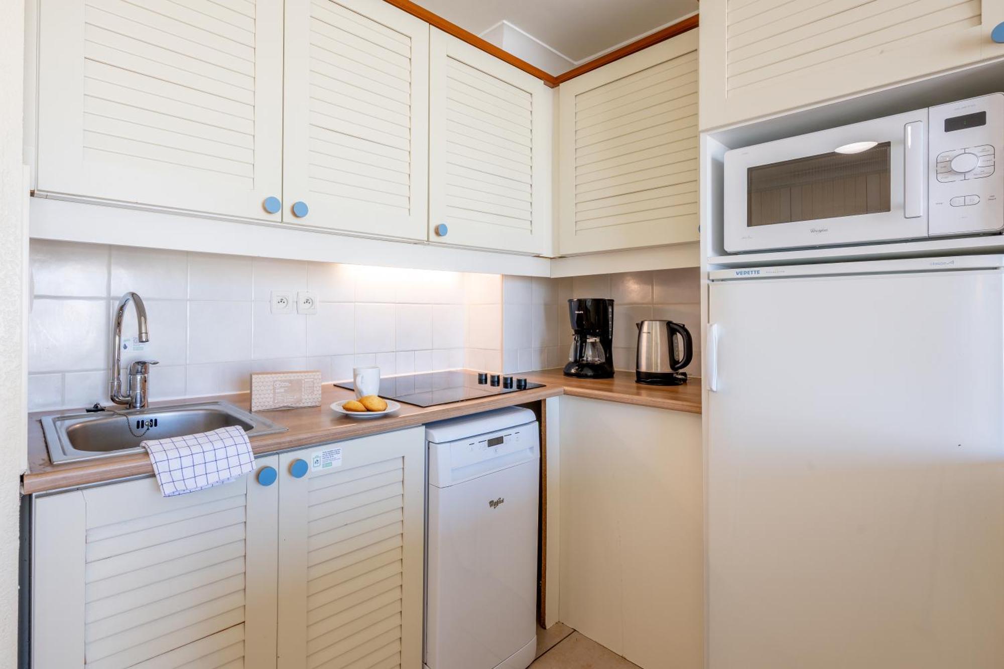 One-Bedroom Apartment Balcony Sea View