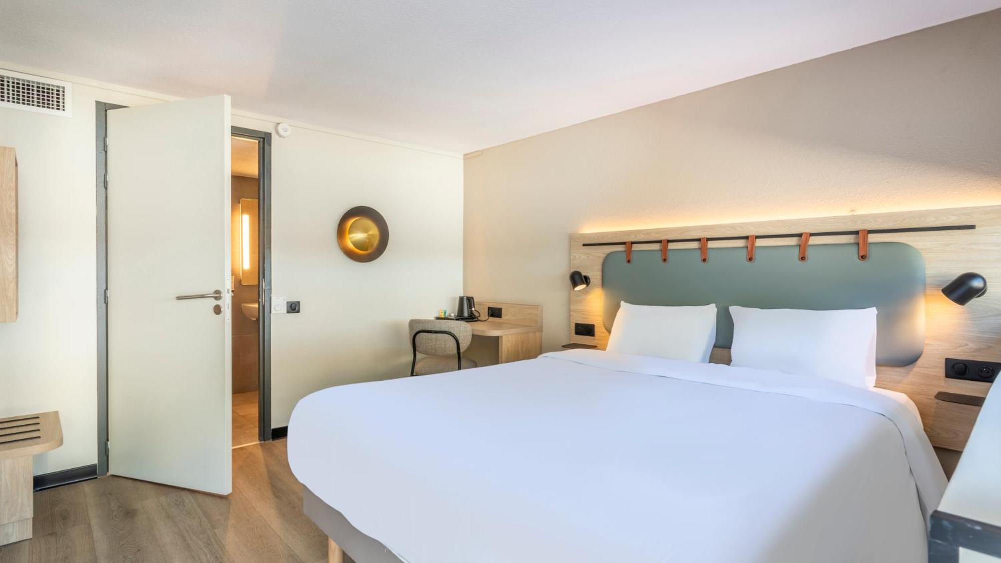 Standard Room 1 Queen Bed