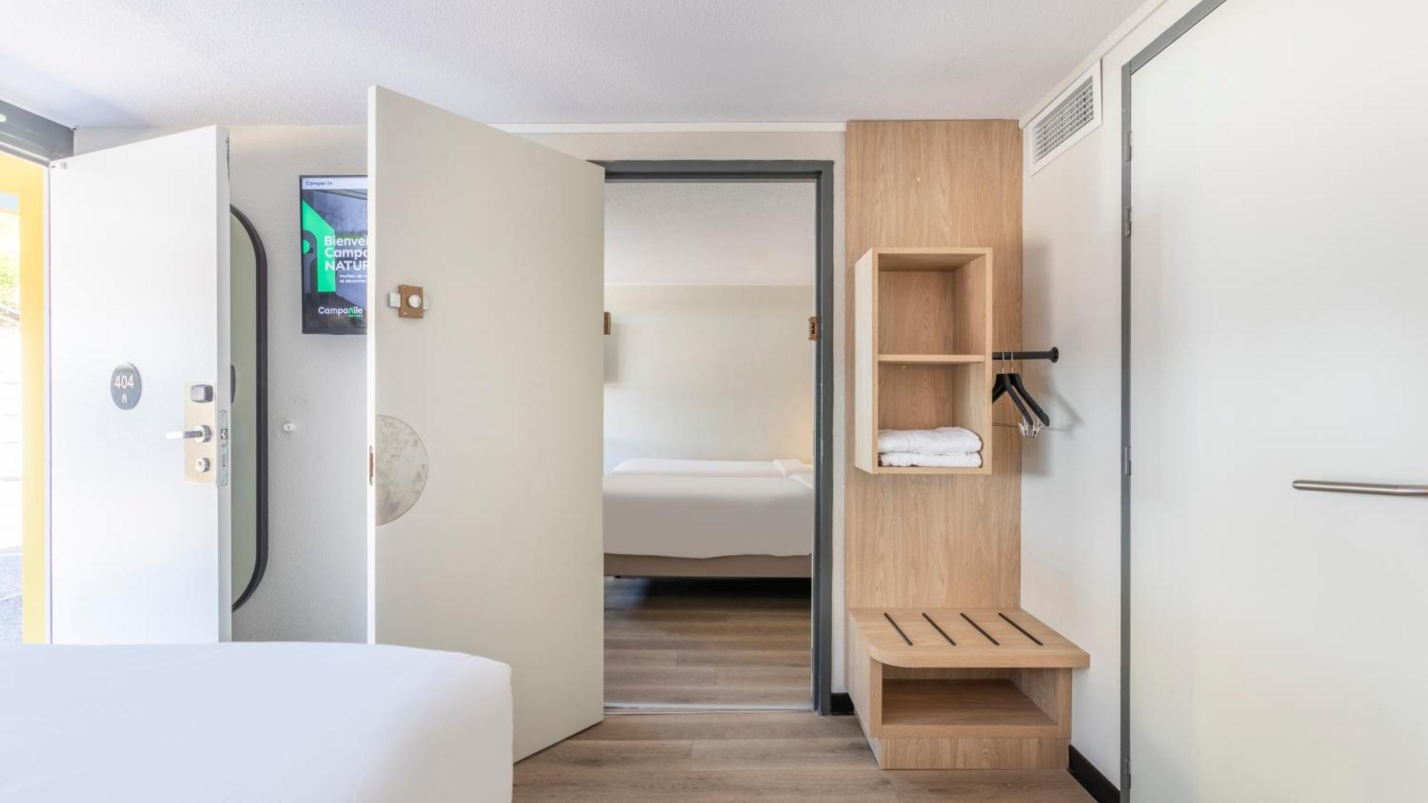 2 Standard Room Connecting 1 Queen Bed 2 Single Beds