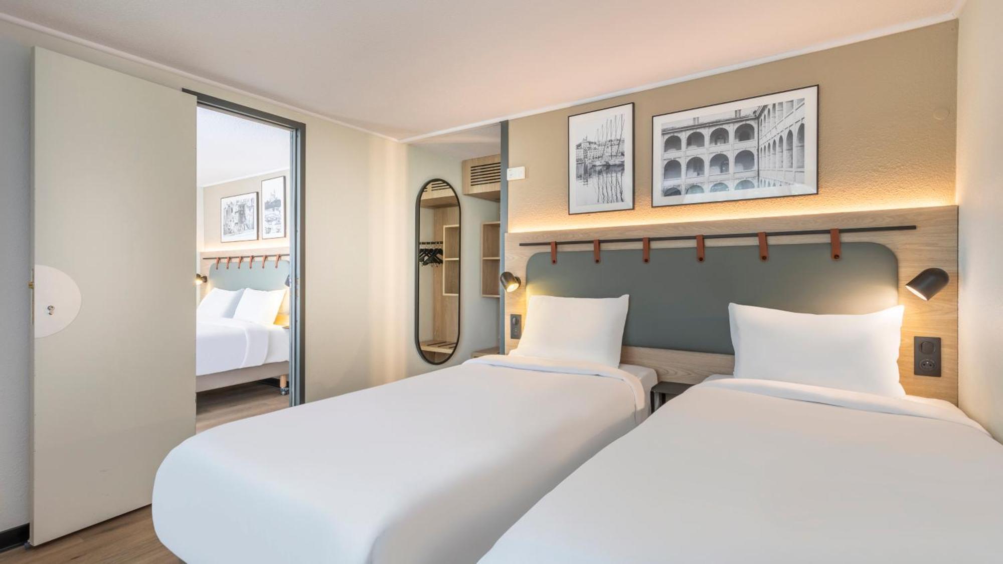 2 Standard Room Connecting 1 Queen Bed 2 Single Beds
