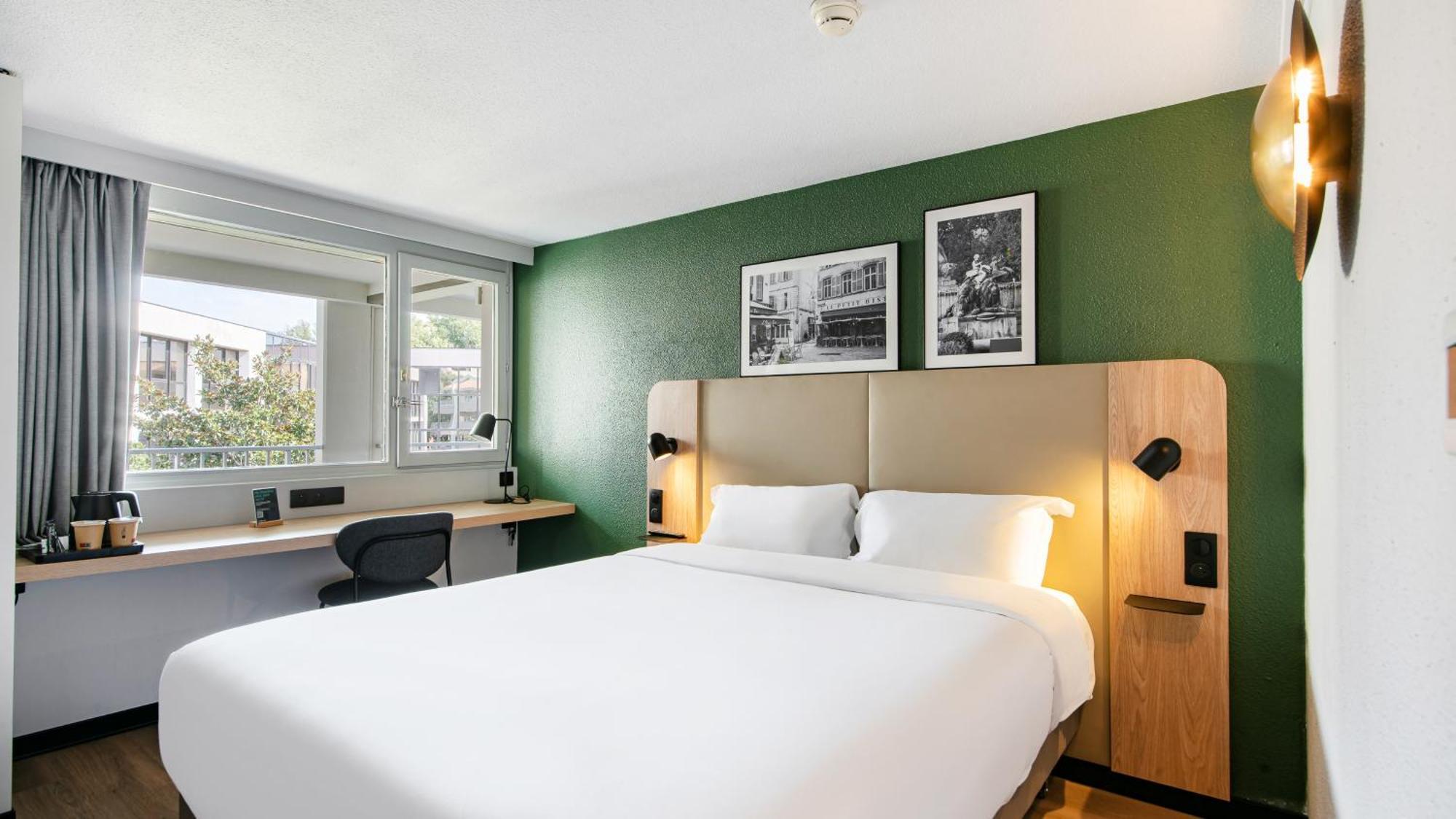 Standard Room 1 Queen Bed