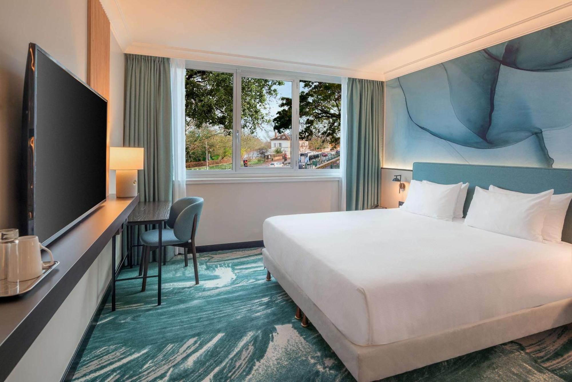 Deluxe King Room Garden View