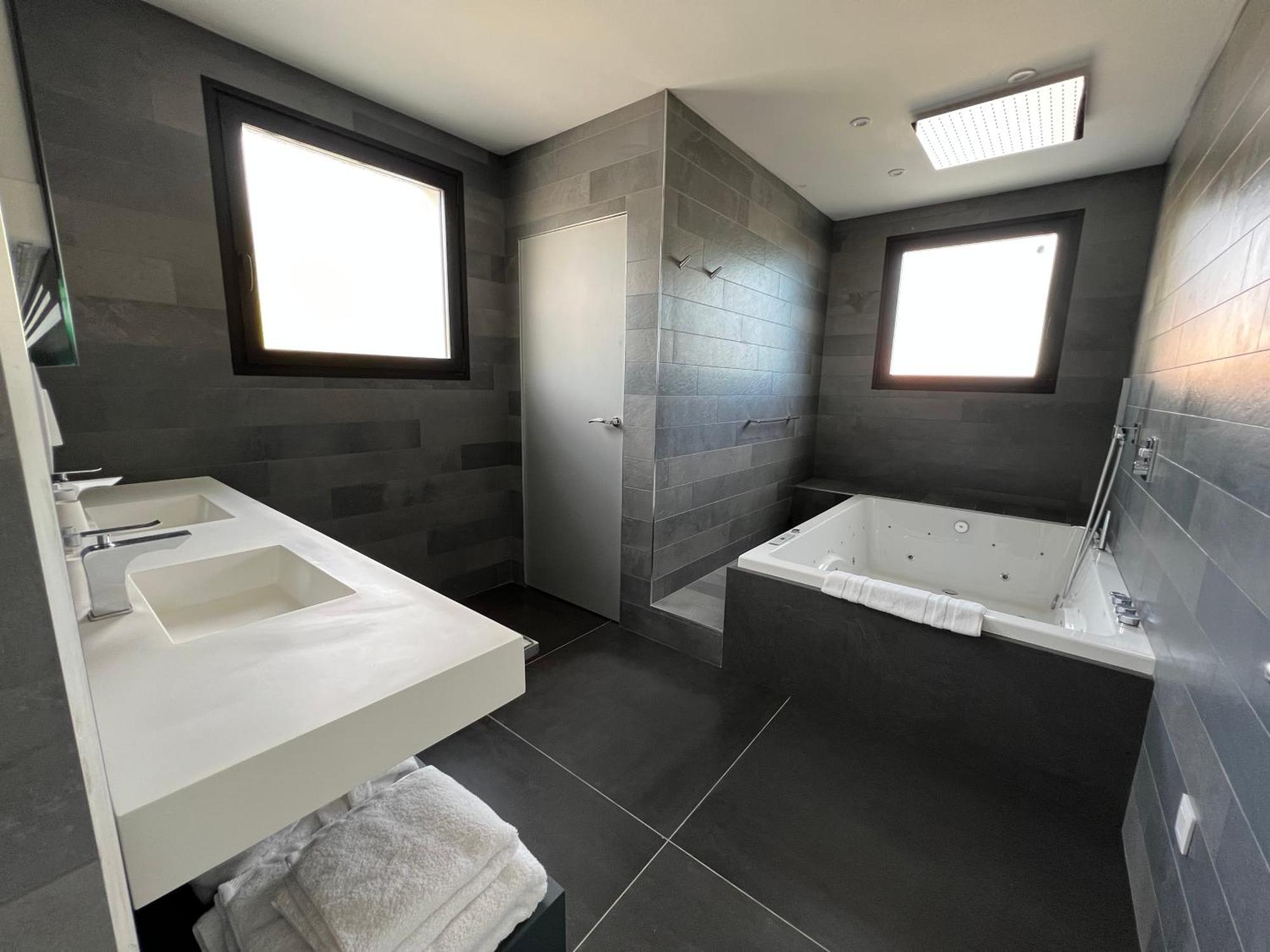 Deluxe Suite Spa Bath