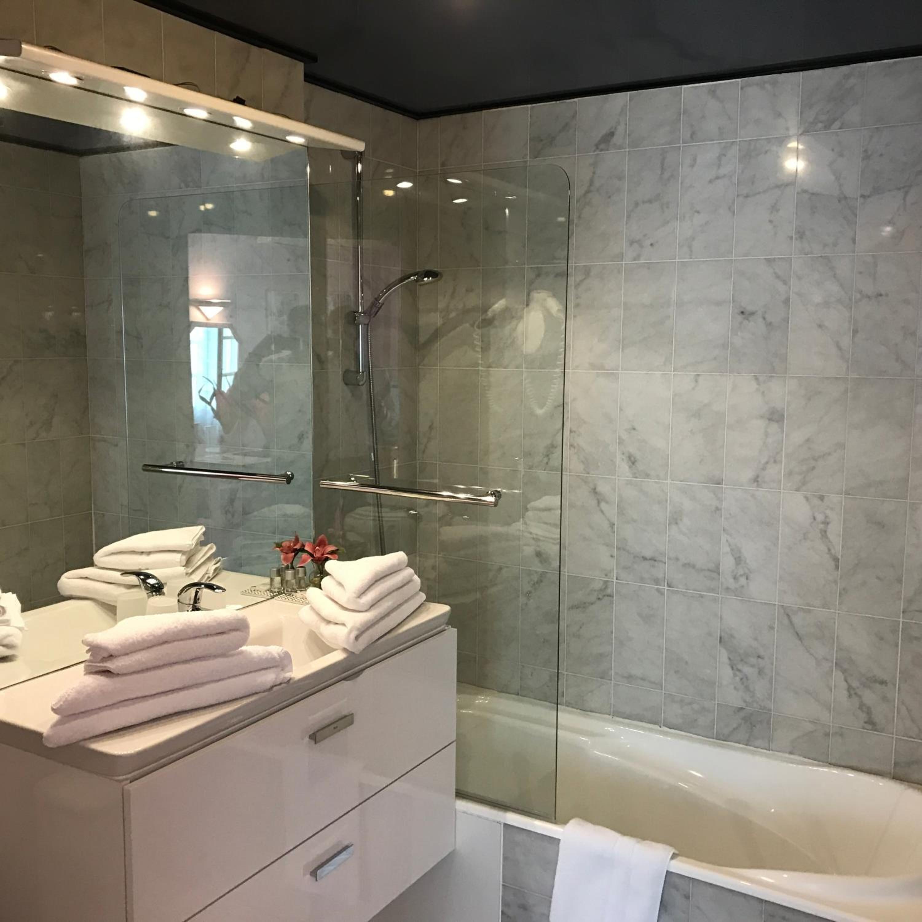 Single Room Spa Access Sauna Hot Tub