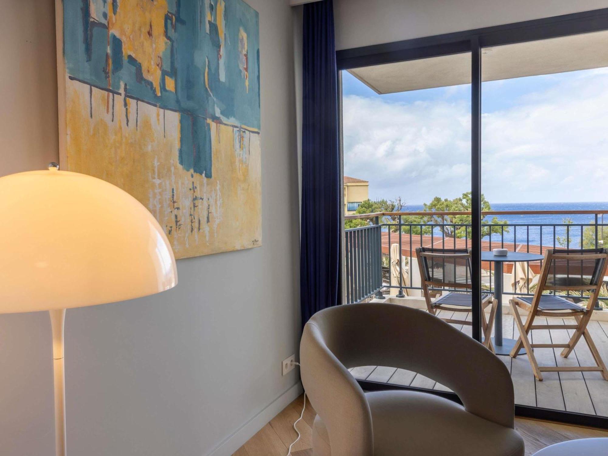 Superior King Room Pool Sea View