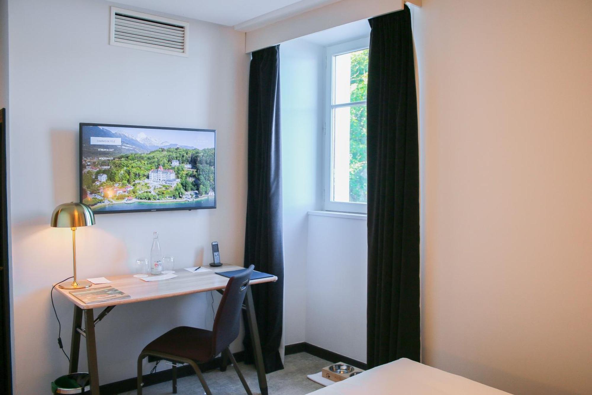 Lakeside Nest Room Spa Access