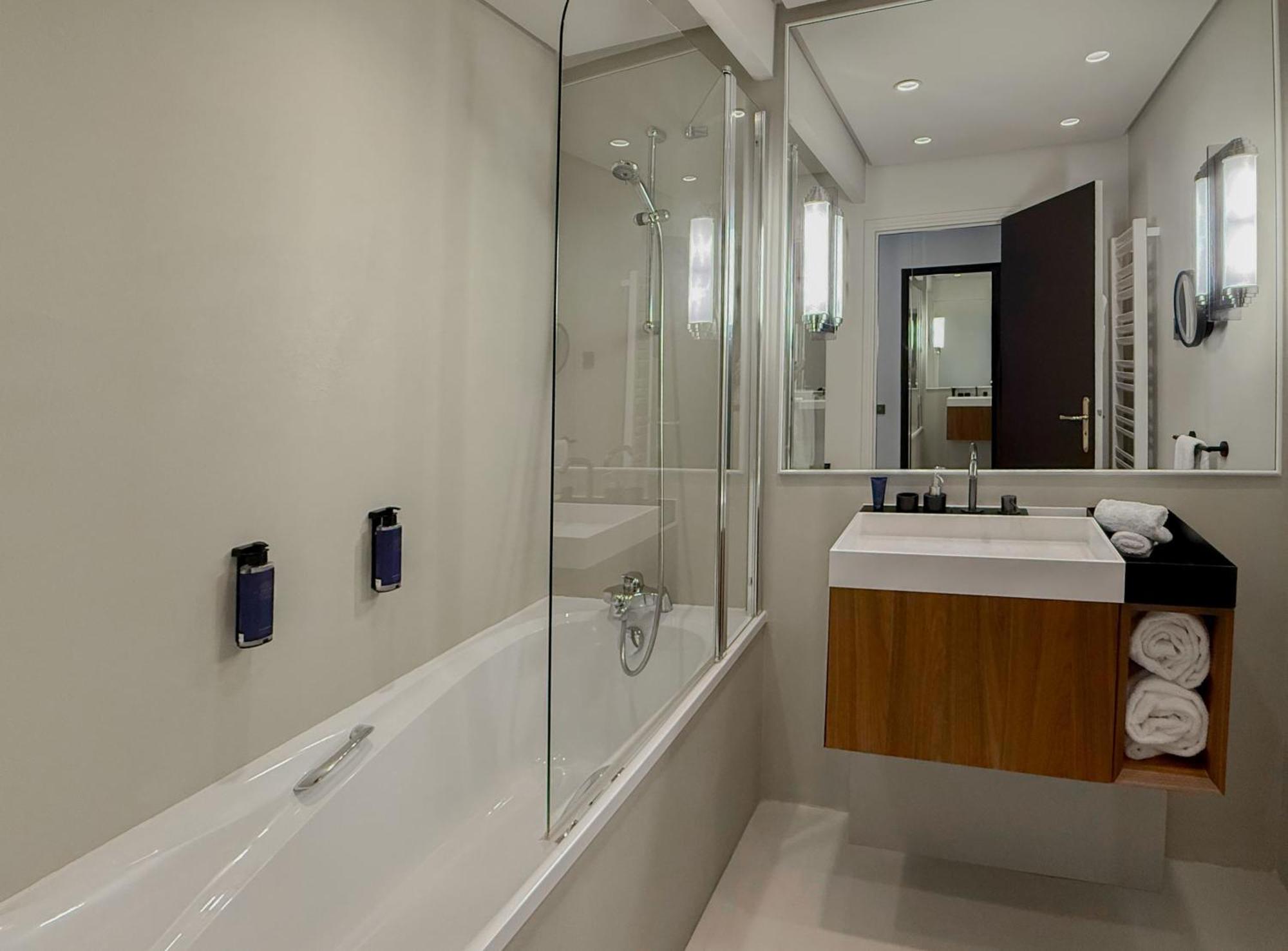 Lakeside Nest Room Spa Access