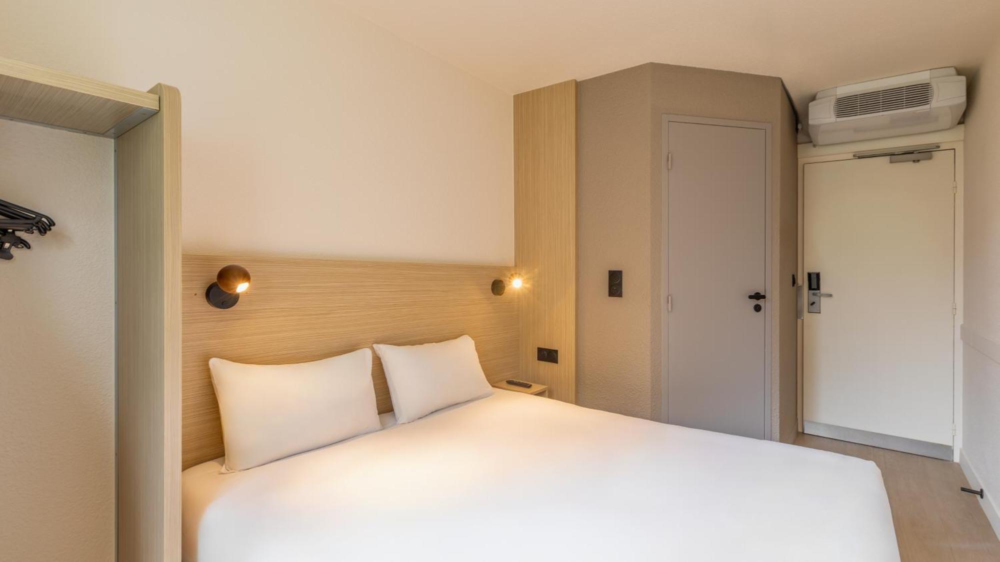 Standard Room 1 Queen Bed