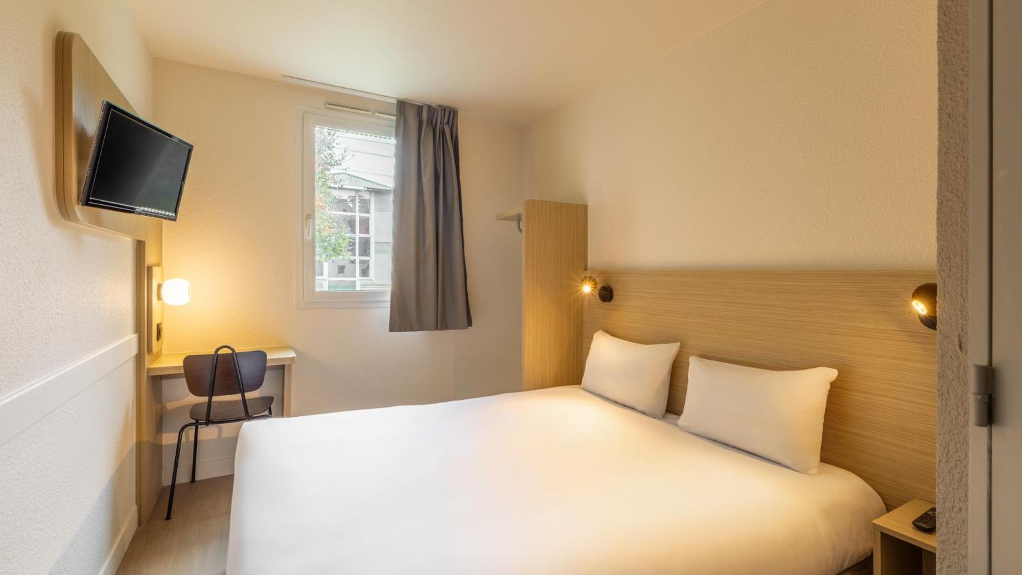Standard Room 1 Queen Bed