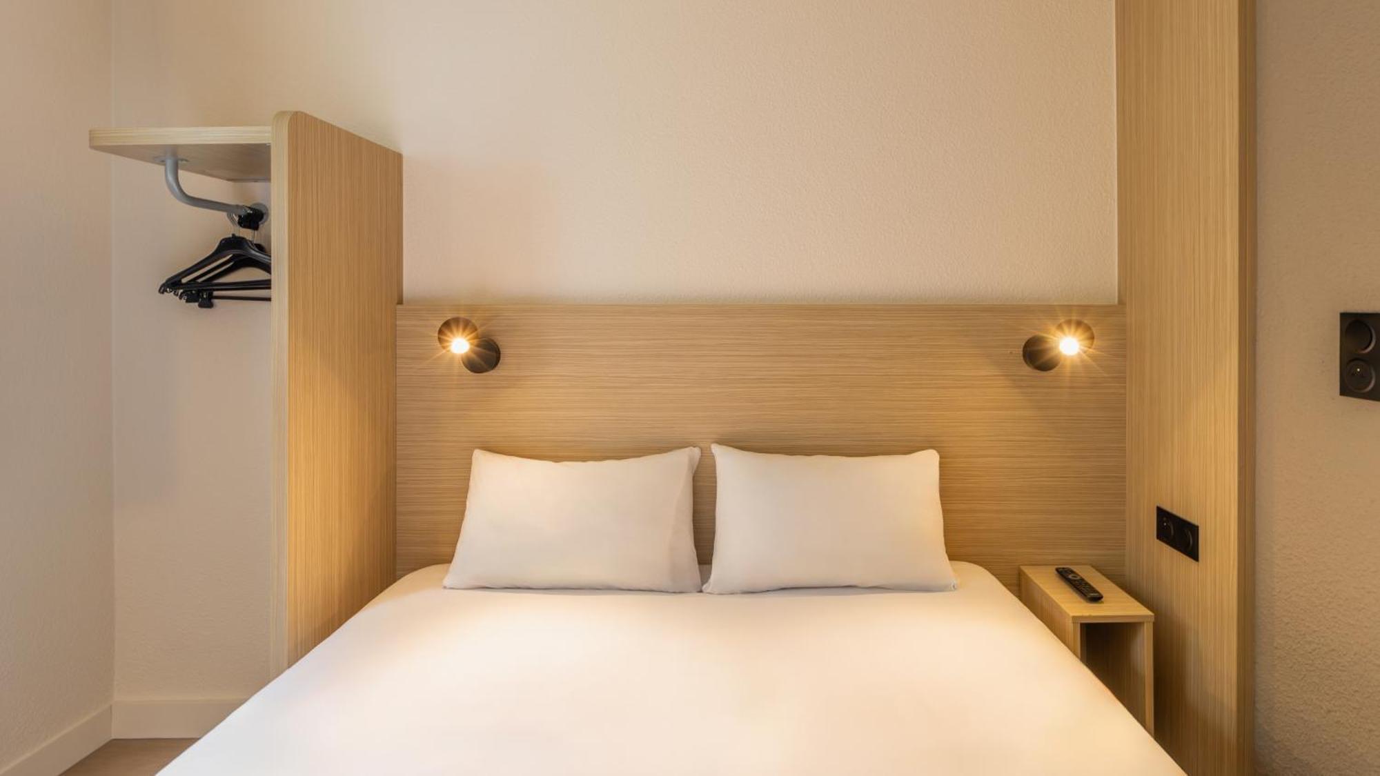Standard Room 1 Queen Bed