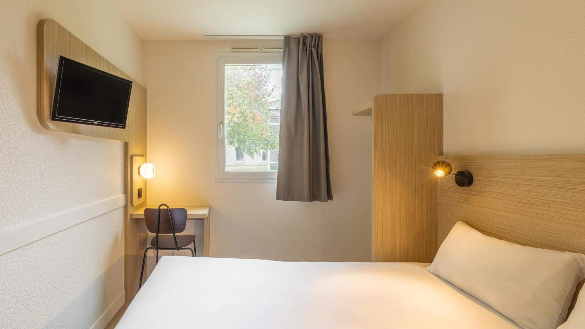 Standard Room 1 Queen Bed