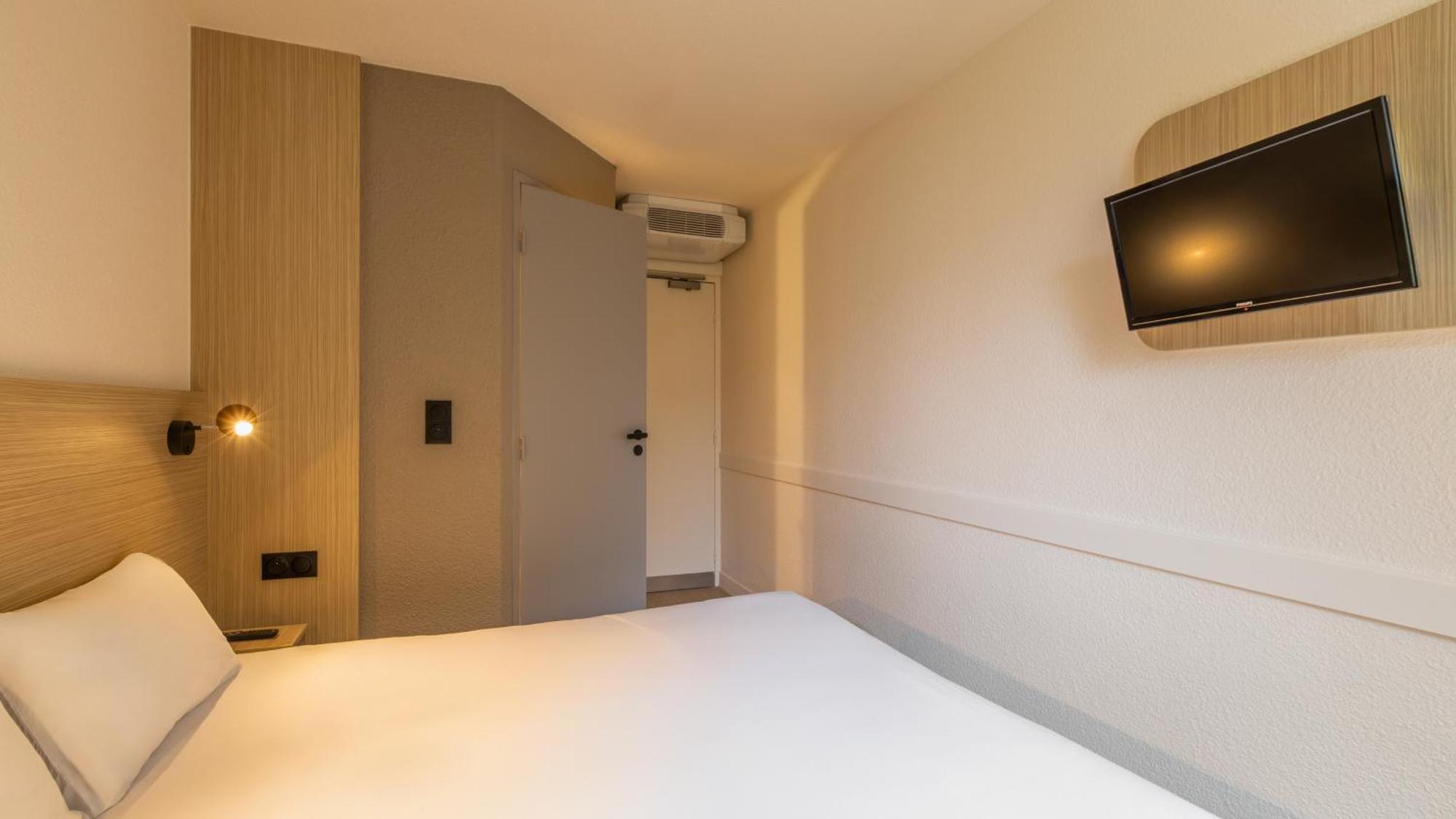 Standard Room 1 Queen Bed