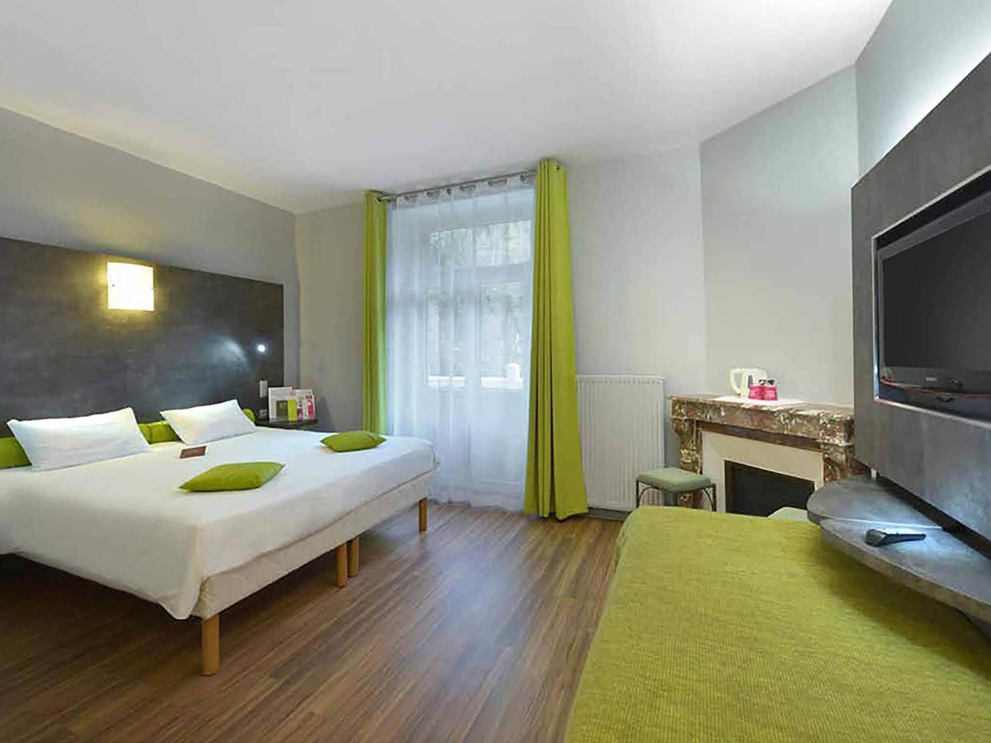 Street Side Superior Room Double Bed Twin Beds